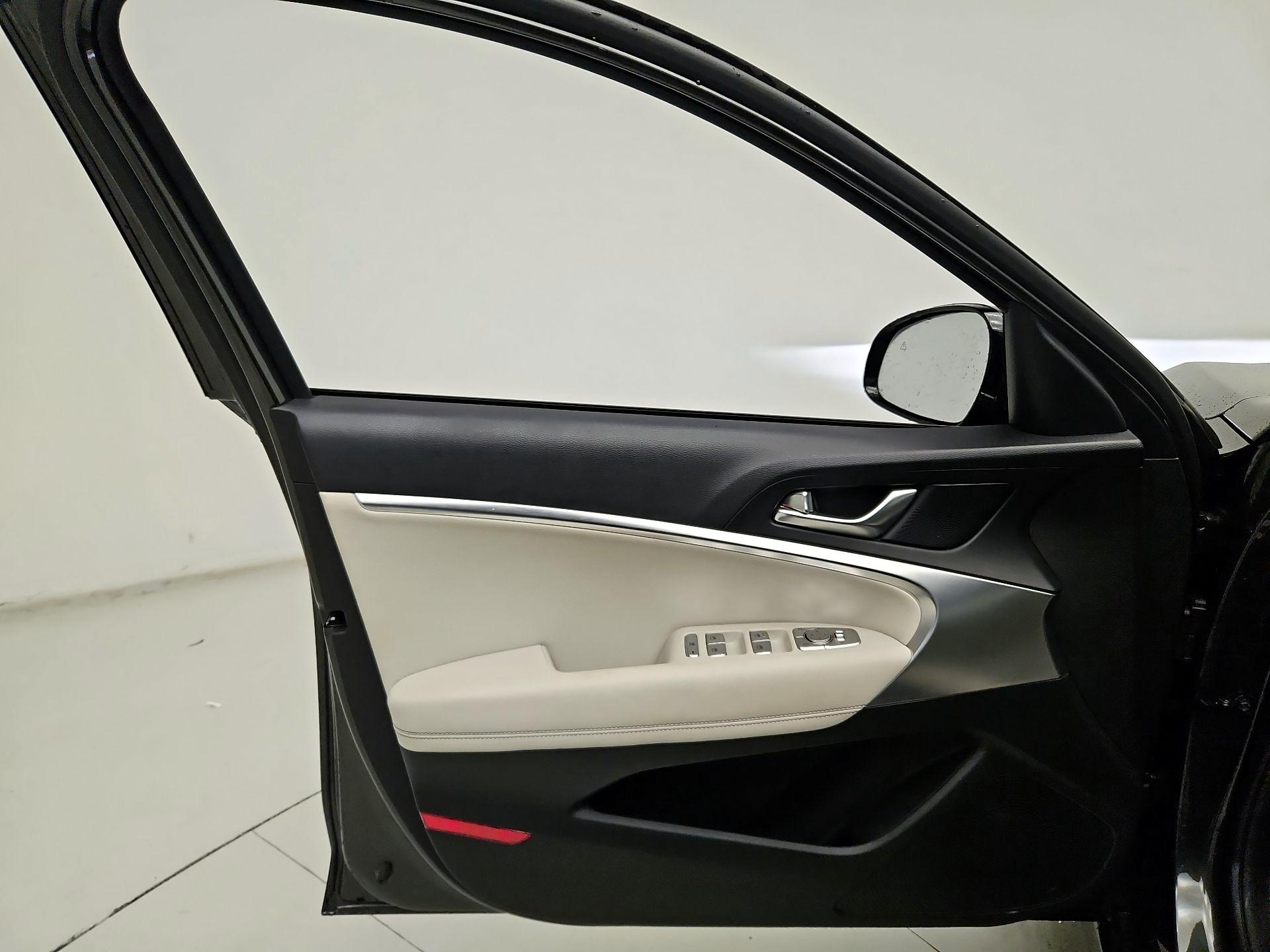 Thumbnail: 2025 Genesis G70 - 12