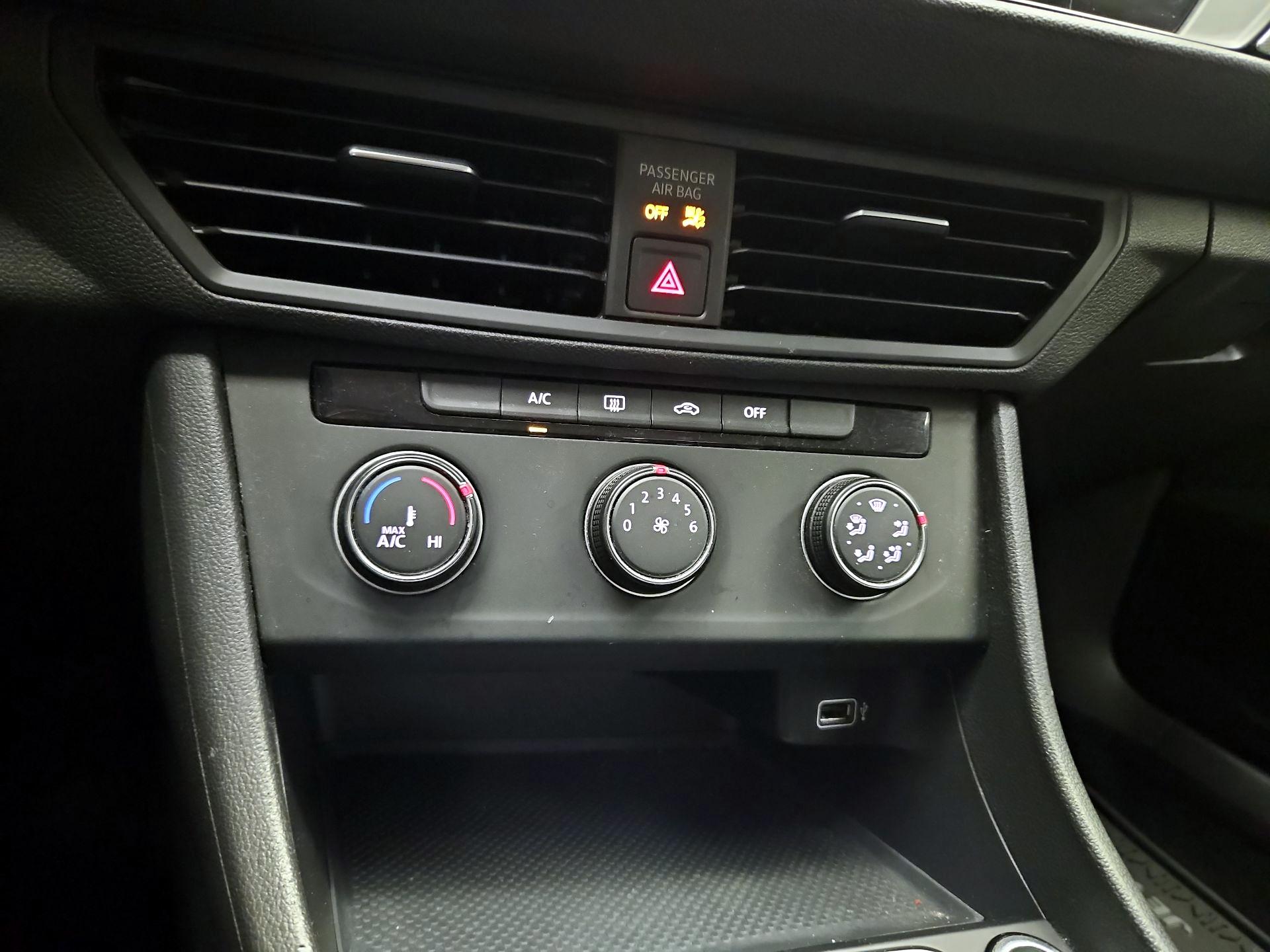 Thumbnail: 2019 Volkswagen Jetta - 15