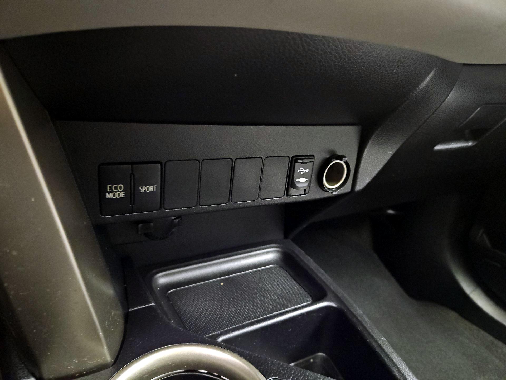 Thumbnail: 2015 Toyota RAV4 - 18