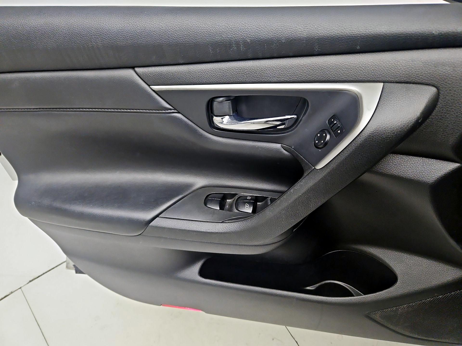 Thumbnail: 2015 Nissan Altima - 12