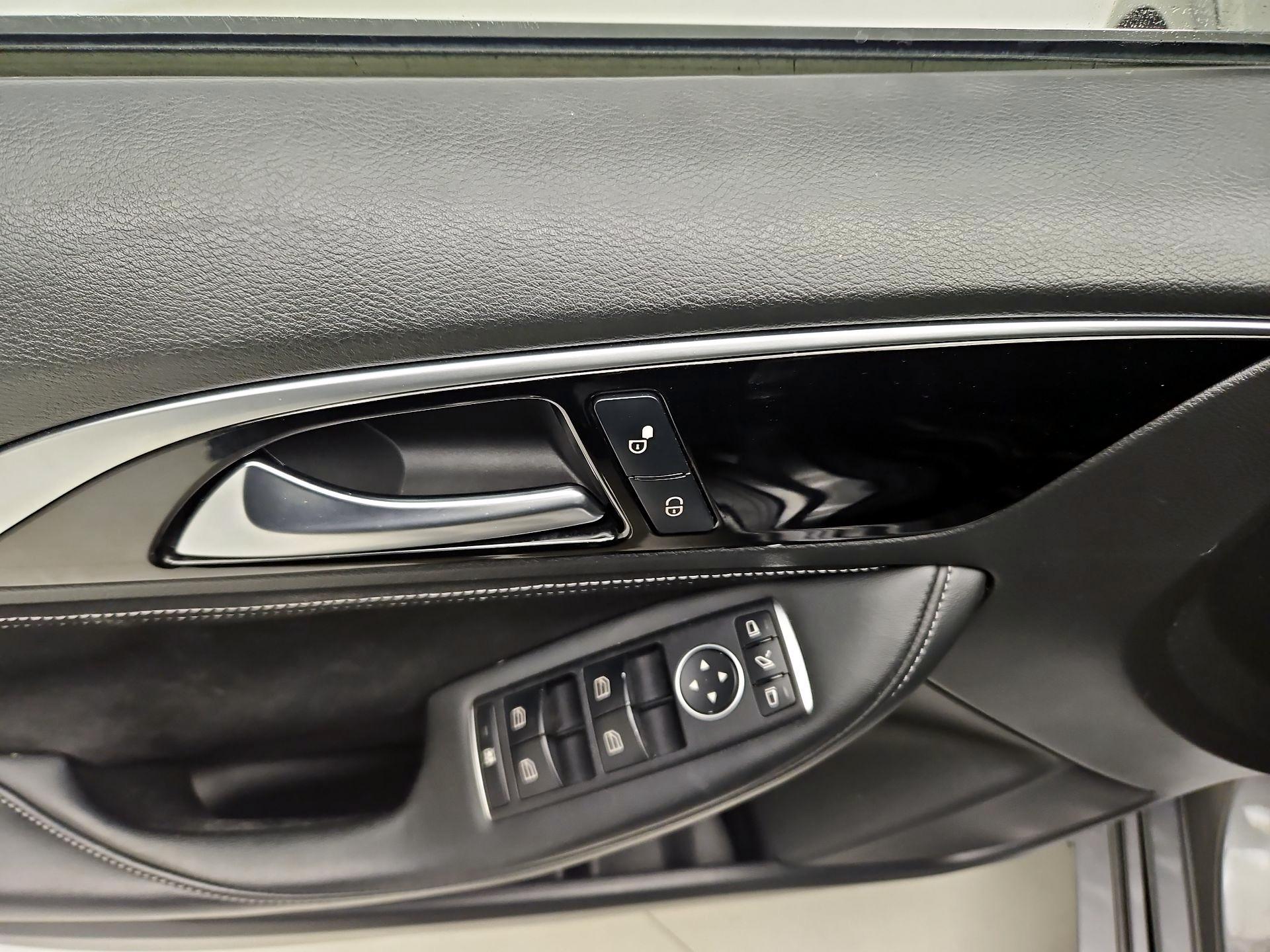 Thumbnail: 2018 INFINITI QX30 - 12