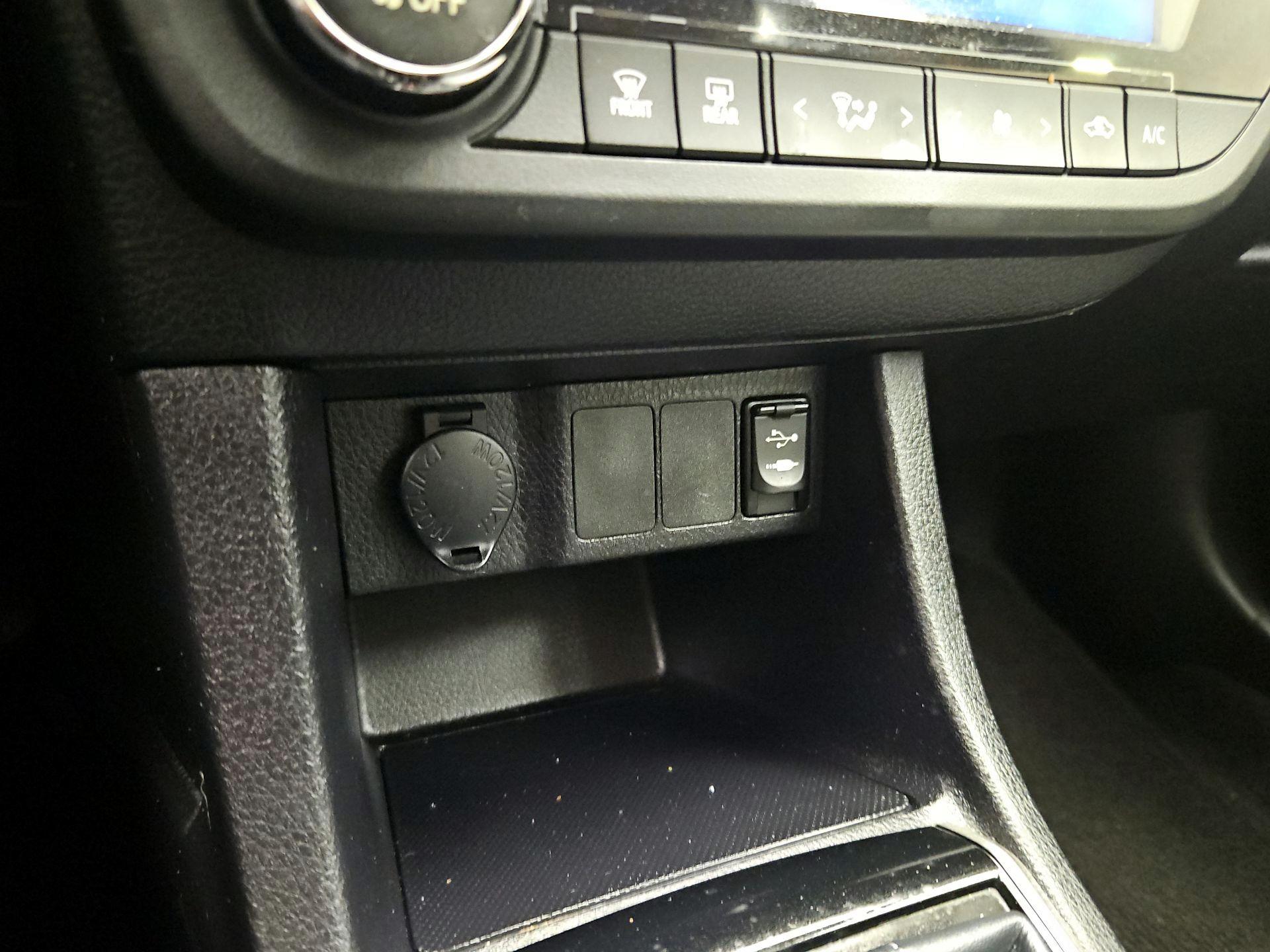 Thumbnail: 2015 Toyota Corolla - 18