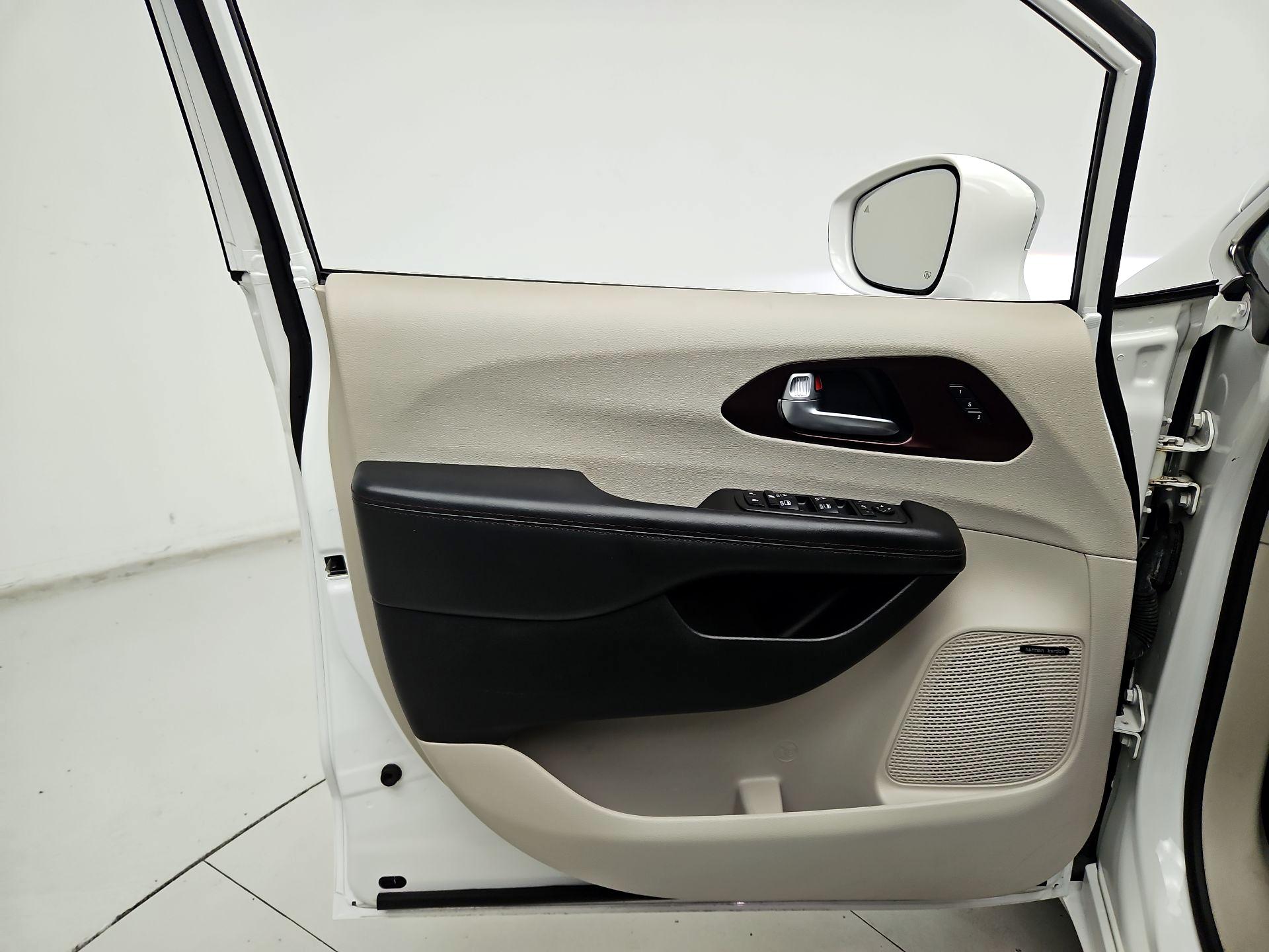 Thumbnail: 2019 Chrysler Pacifica - 12