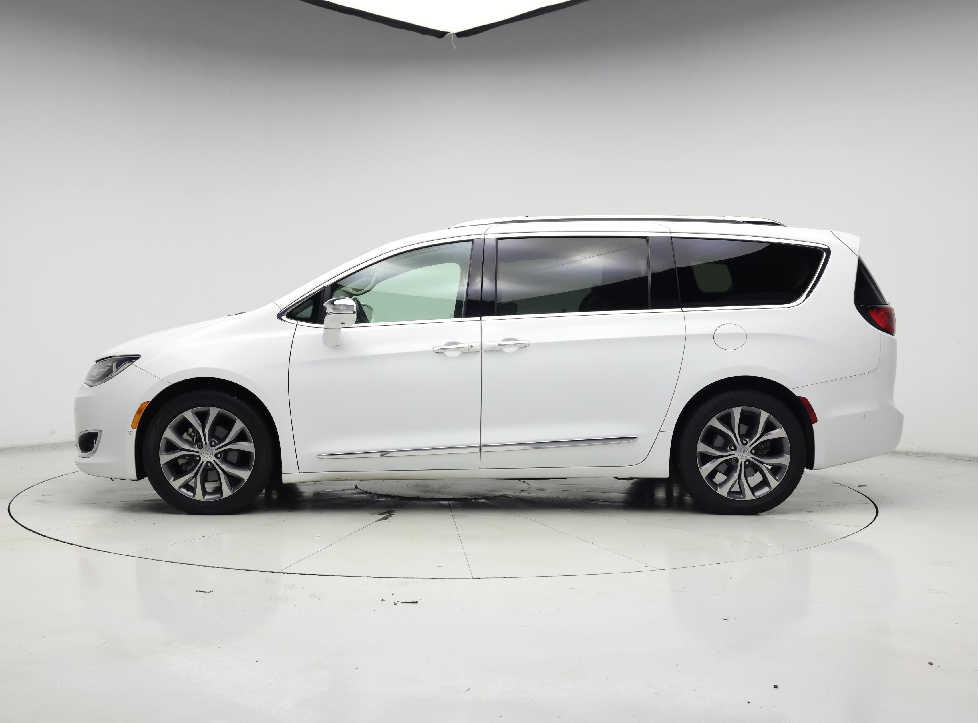 Thumbnail: 2019 Chrysler Pacifica - 3