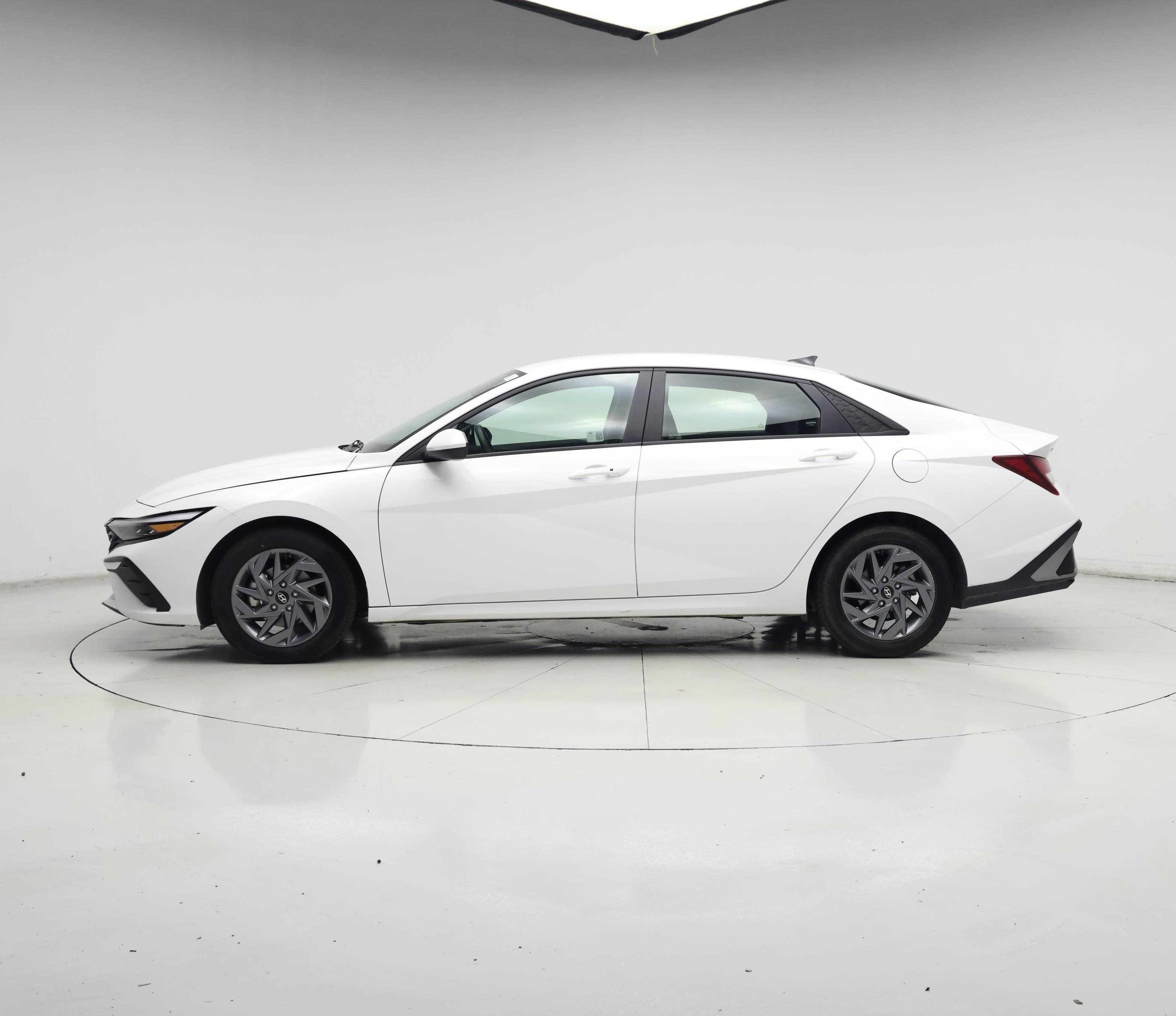 Thumbnail: 2024 Hyundai Elantra - 3