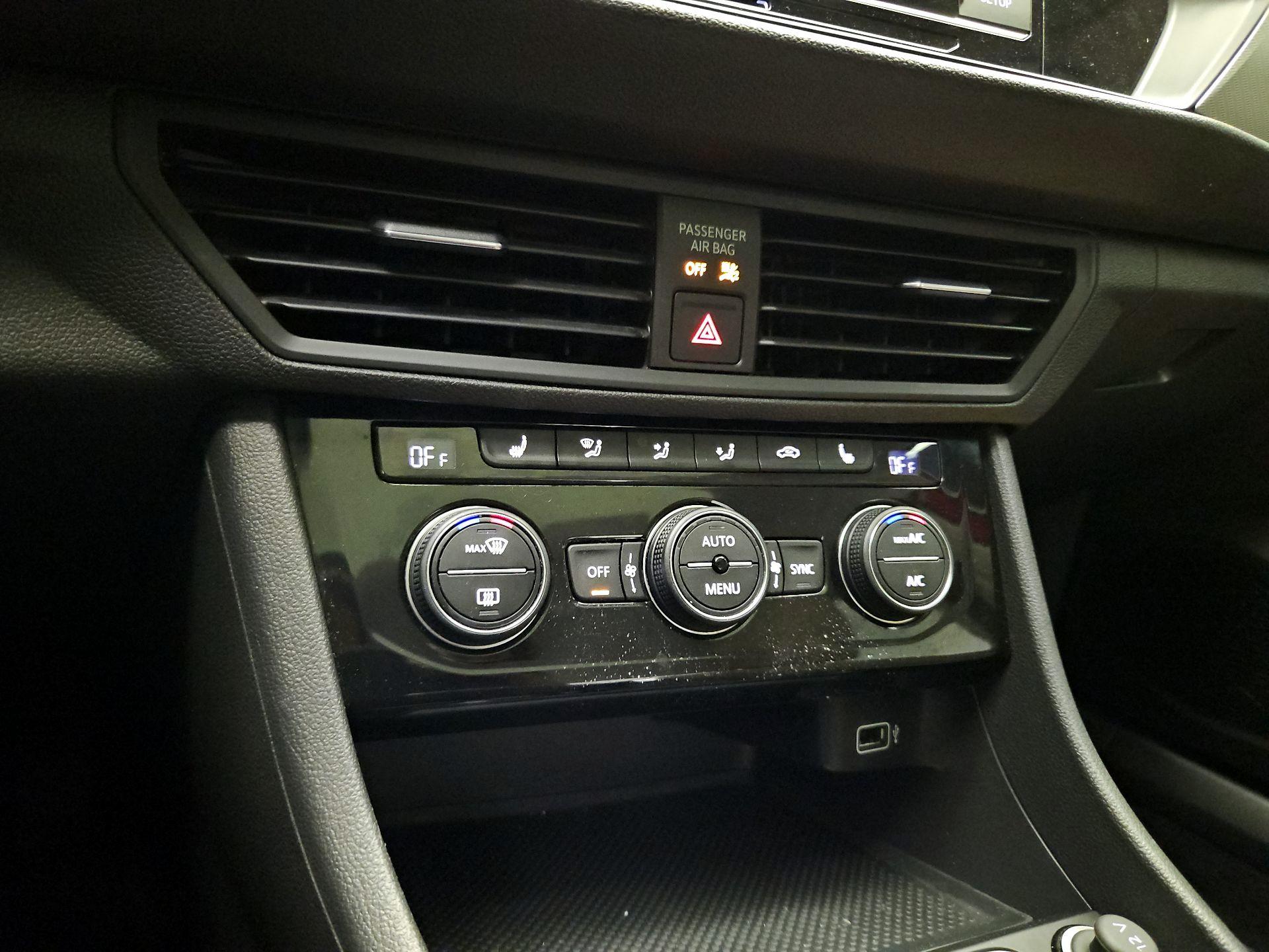 Thumbnail: 2019 Volkswagen Jetta - 15