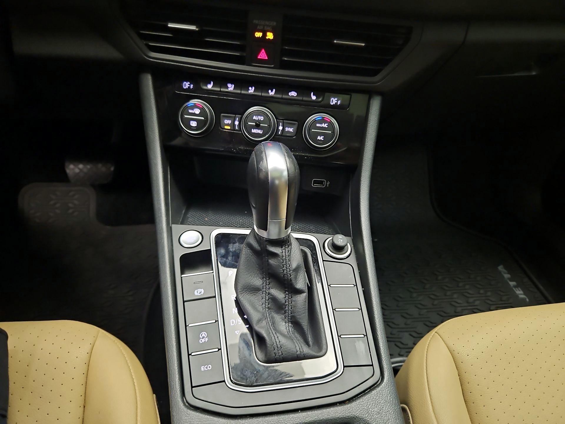 Thumbnail: 2019 Volkswagen Jetta - 16