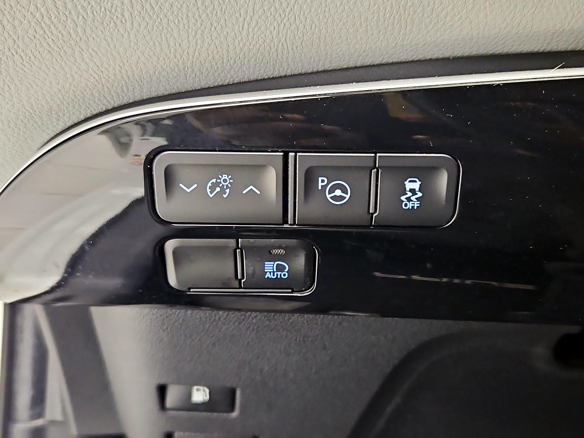 Thumbnail: 2019 Toyota Prius - 13