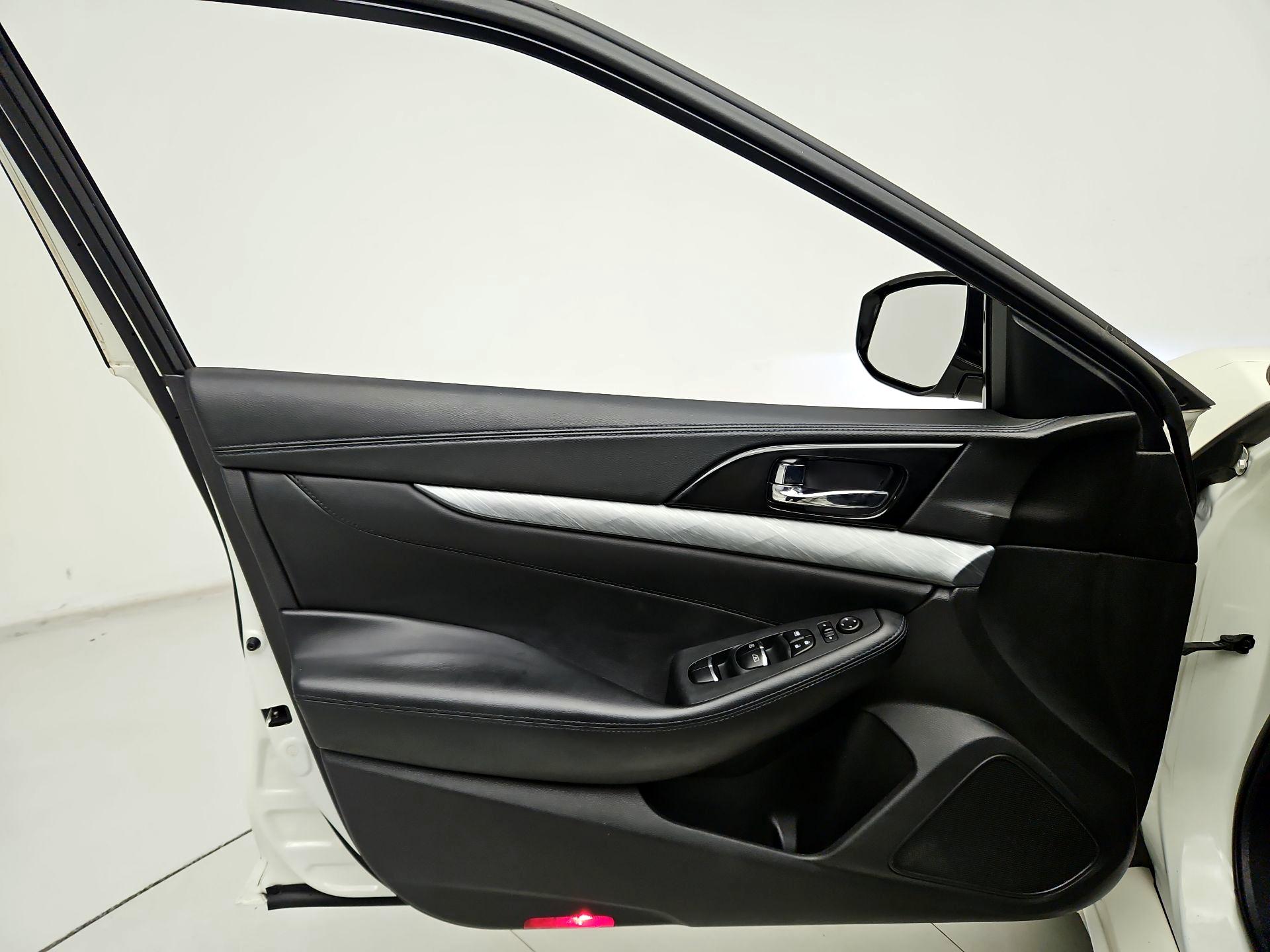 Thumbnail: 2017 Nissan Maxima - 12