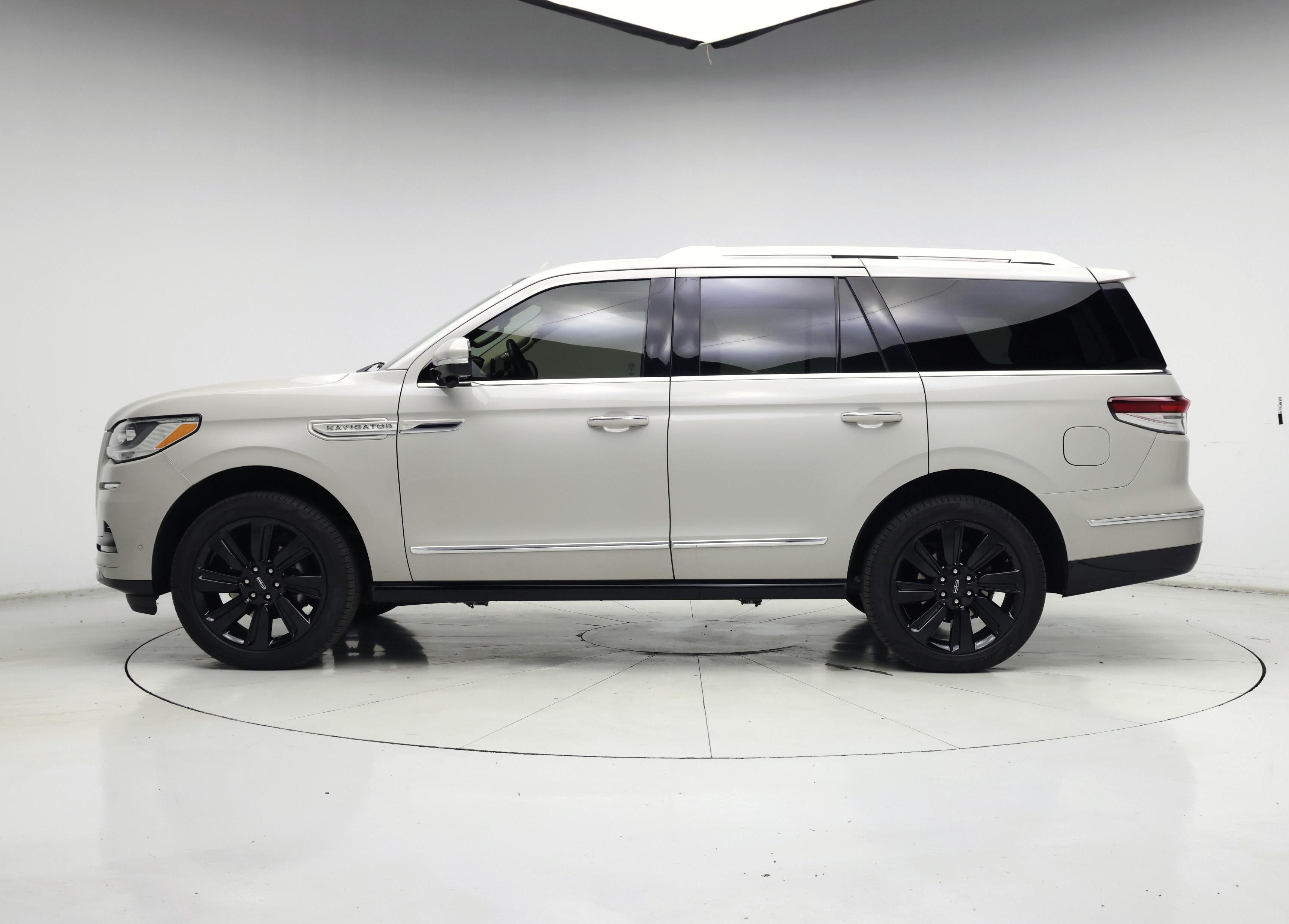 Thumbnail: 2022 Lincoln Navigator - 3