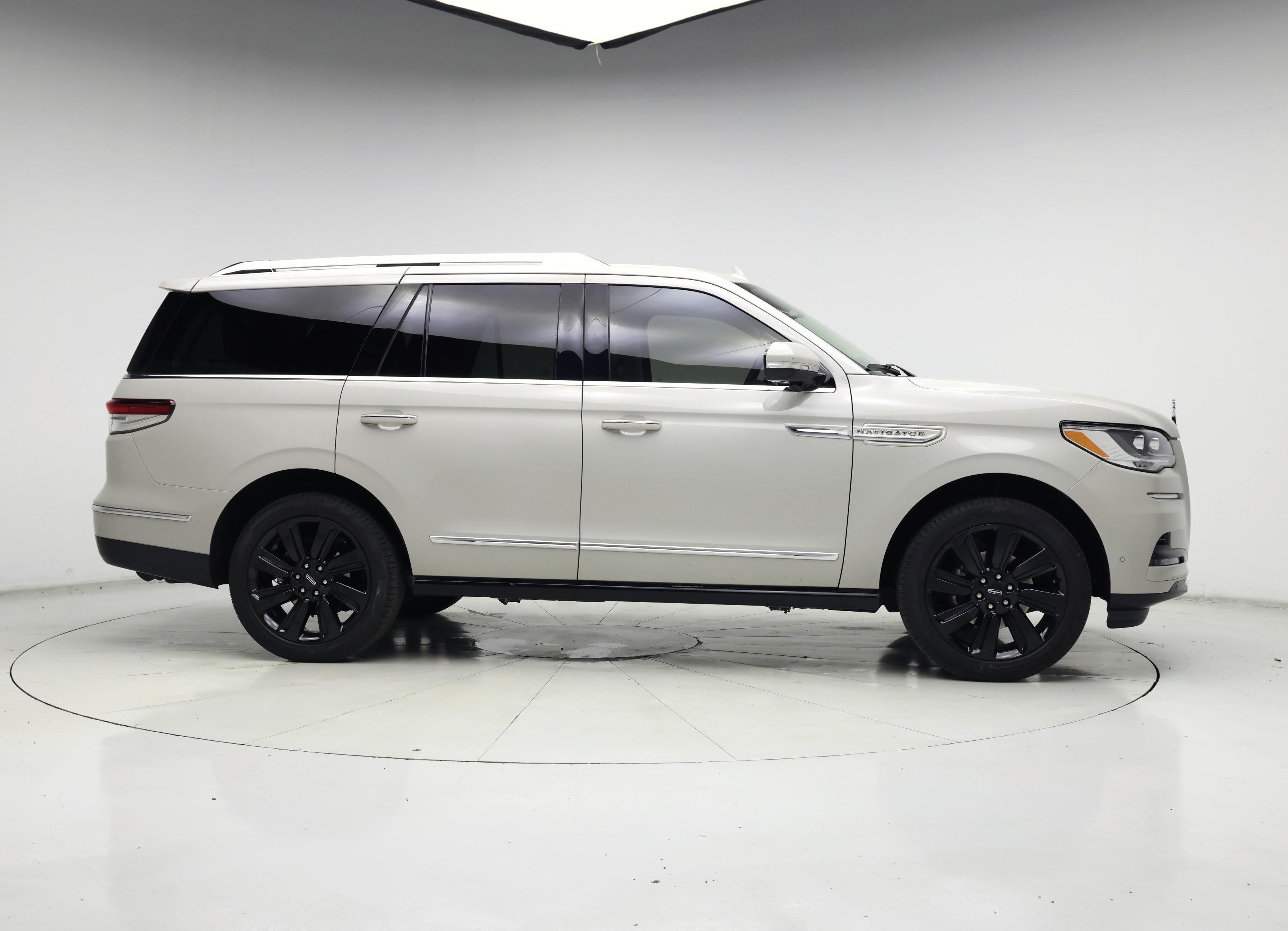 Thumbnail: 2022 Lincoln Navigator - 7