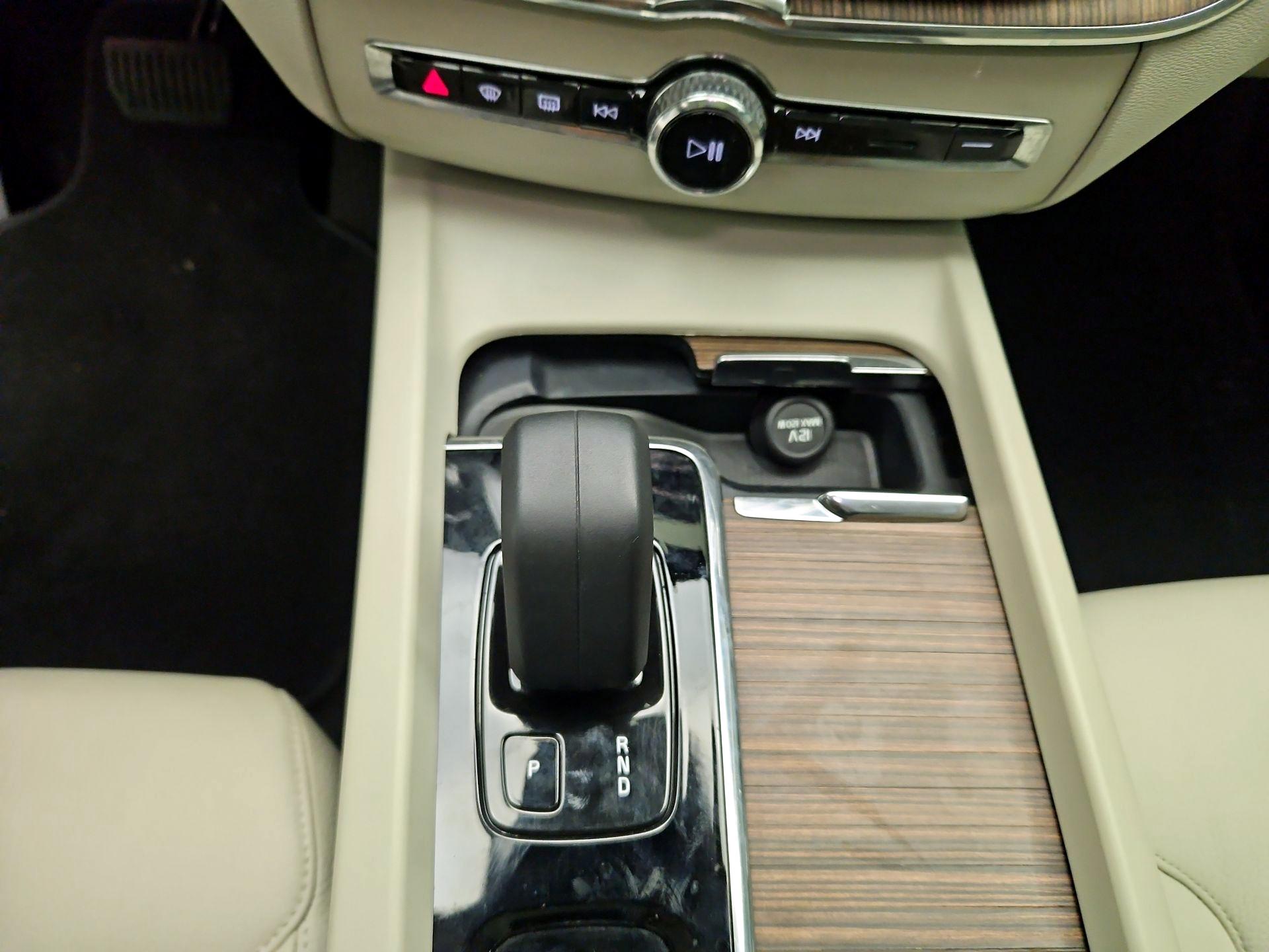 Thumbnail: 2022 Volvo XC60 - 17