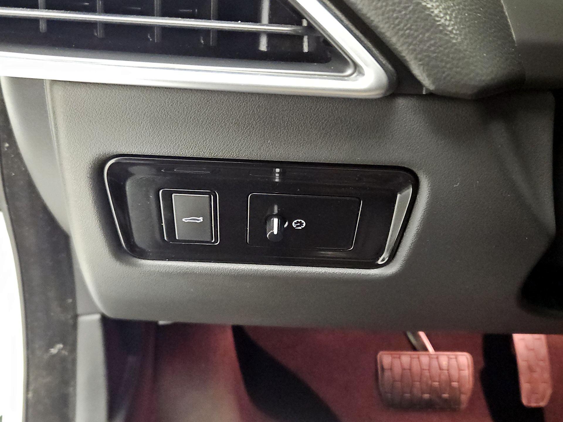 Thumbnail: 2017 Jaguar XE - 13