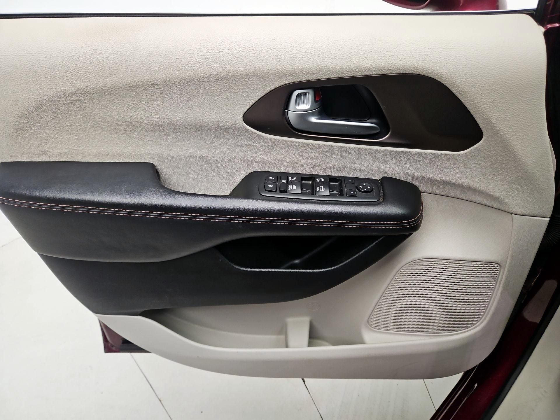 Thumbnail: 2017 Chrysler Pacifica - 12