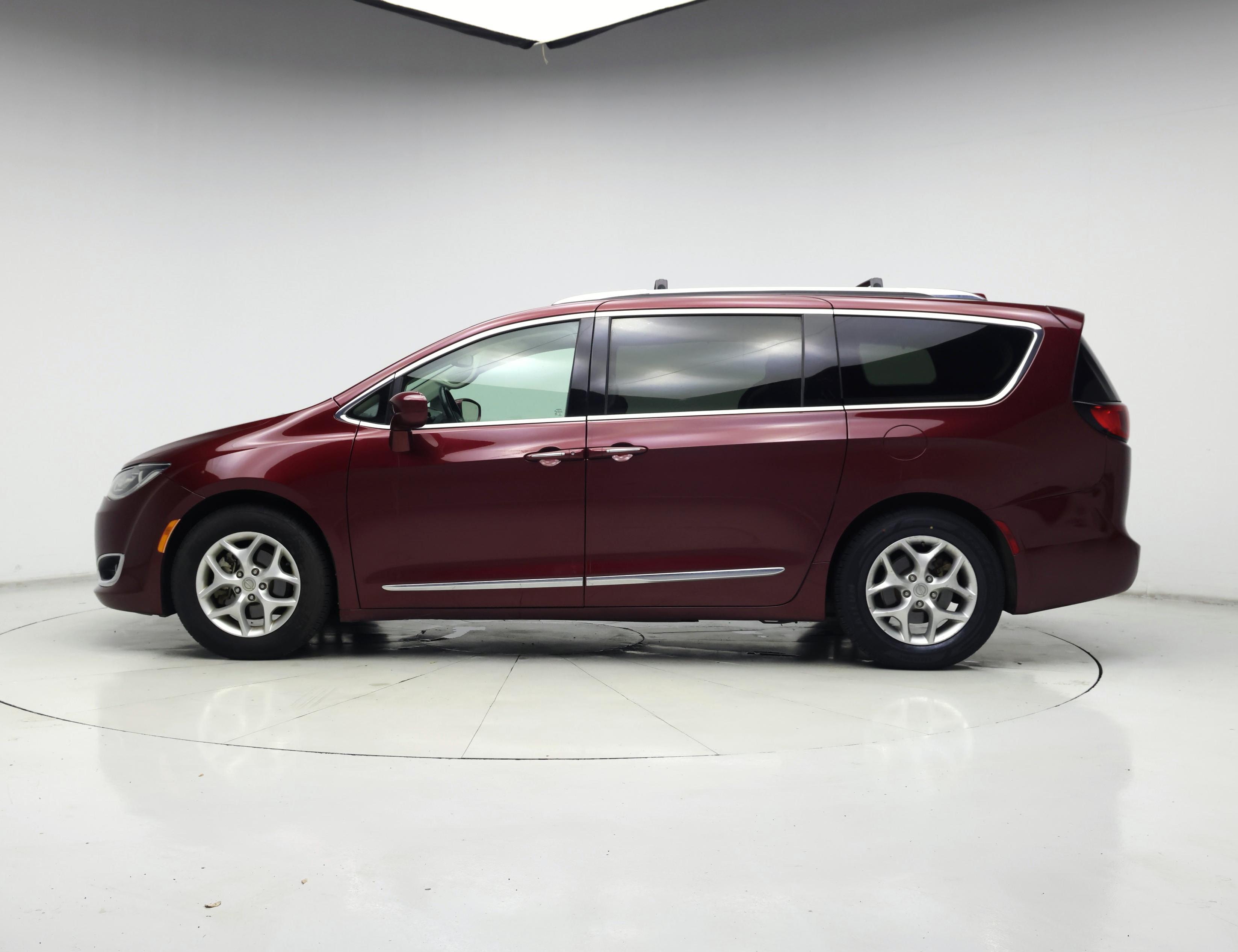 Thumbnail: 2017 Chrysler Pacifica - 3