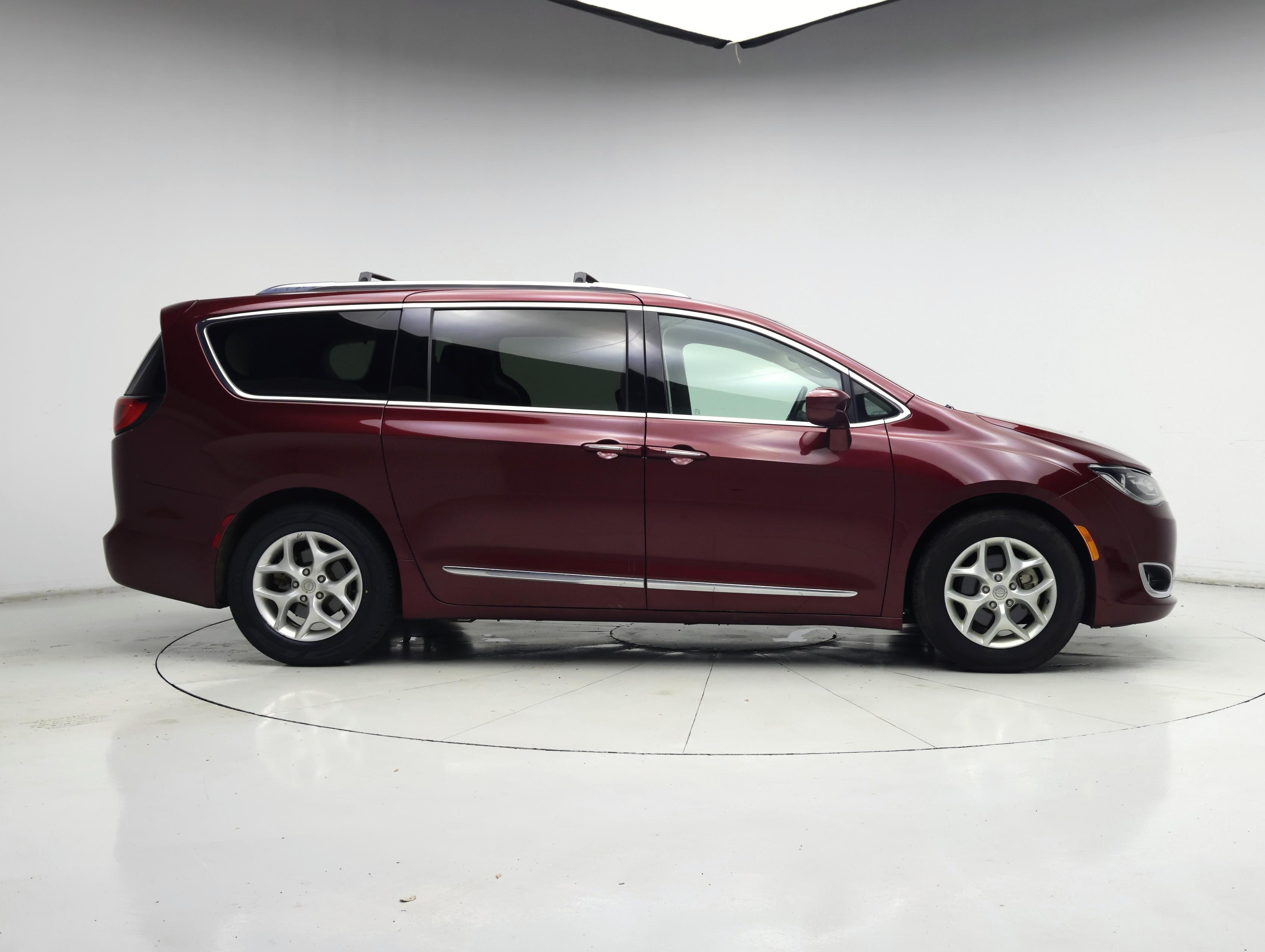 Thumbnail: 2017 Chrysler Pacifica - 7