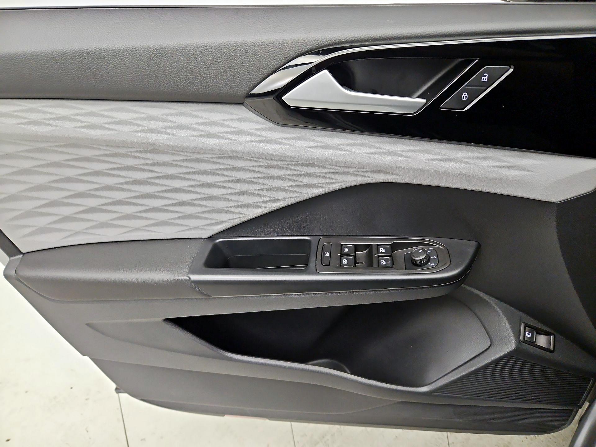 Thumbnail: 2023 Volkswagen Taos - 12