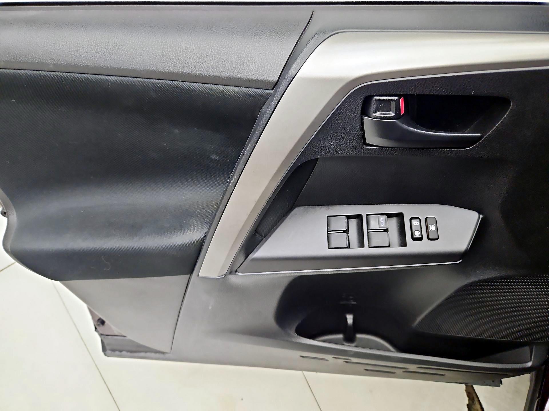 Thumbnail: 2018 Toyota RAV4 - 12