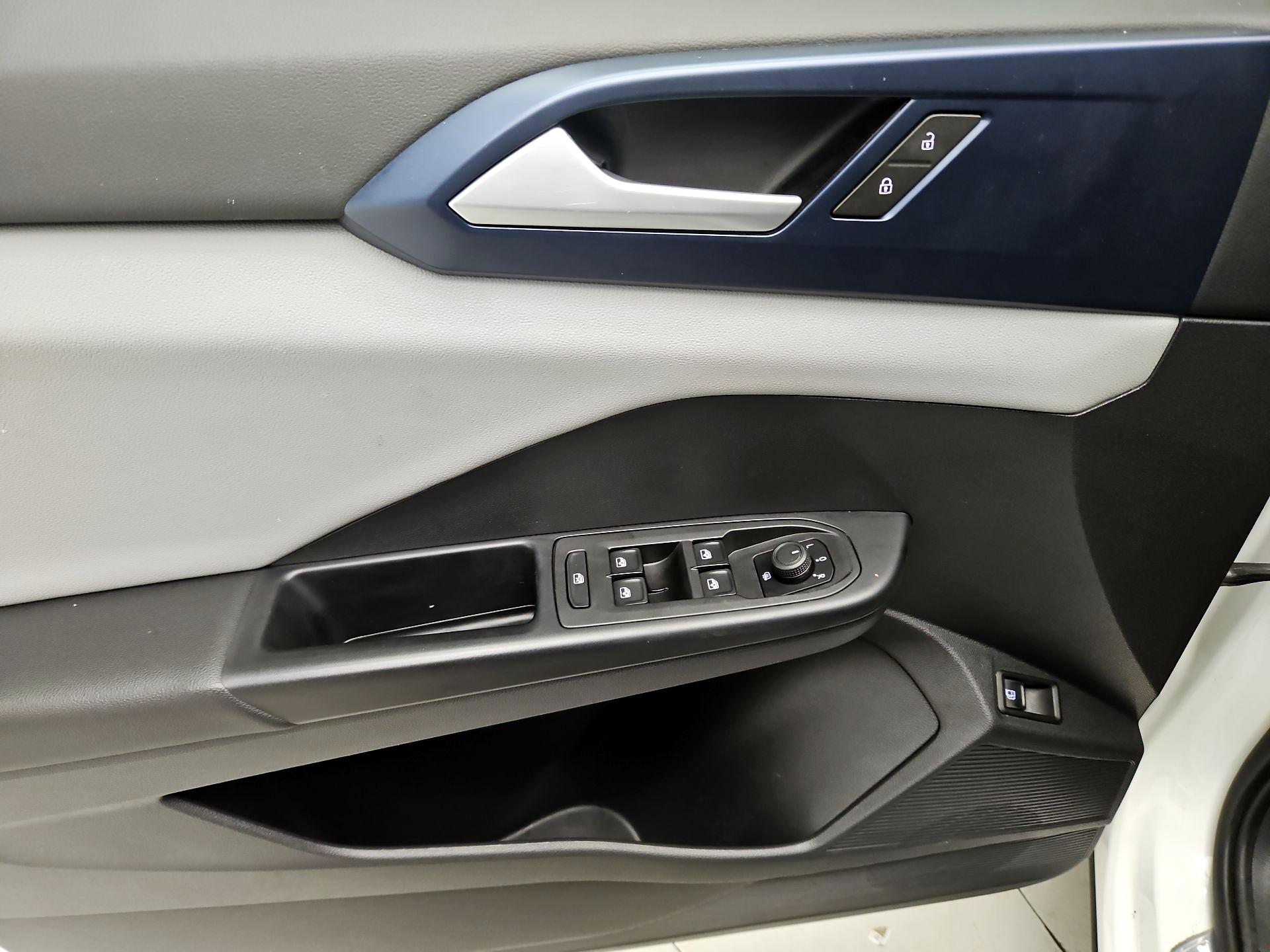 Thumbnail: 2022 Volkswagen Taos - 12