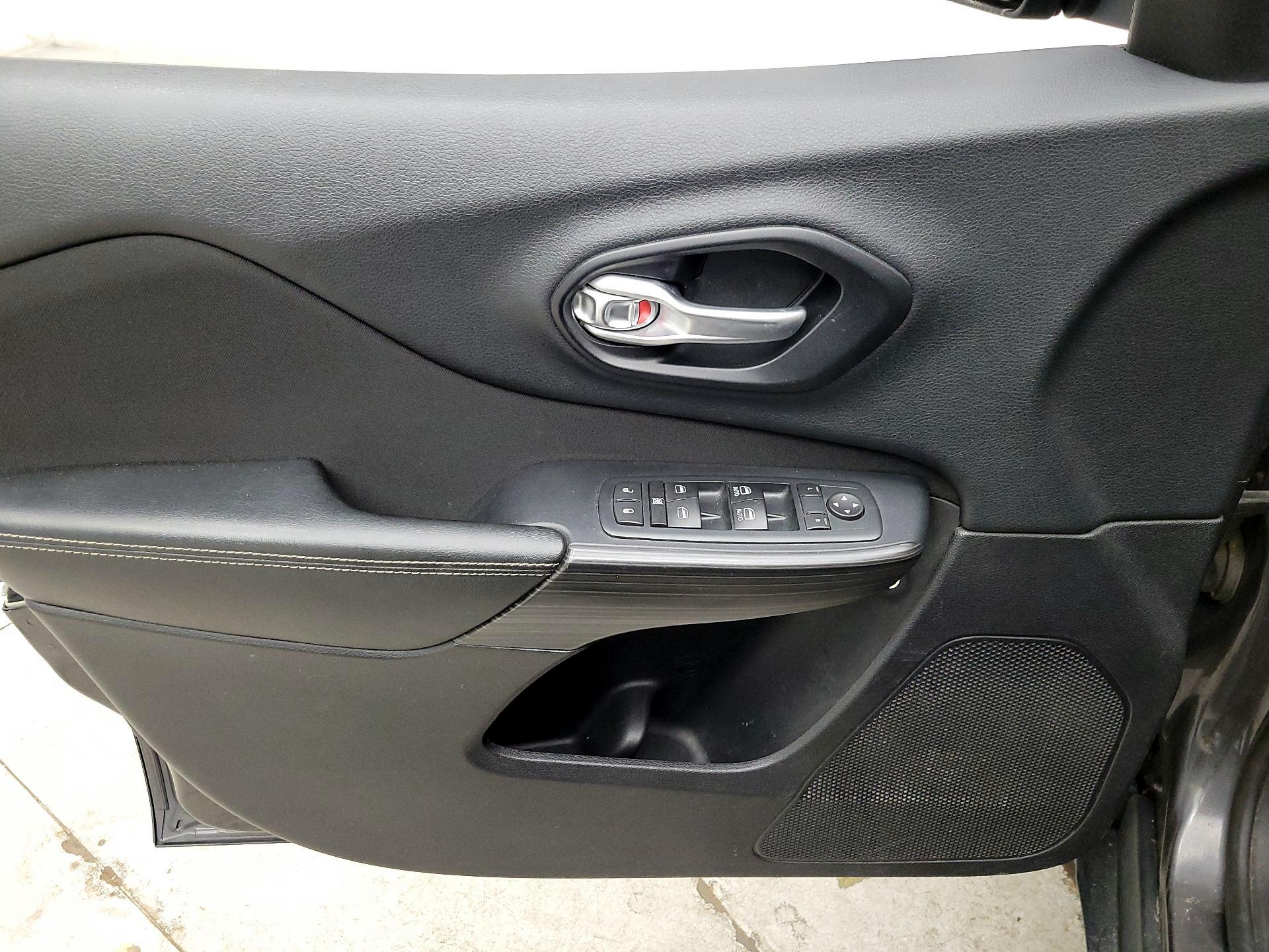 Thumbnail: 2015 Jeep Cherokee - 12