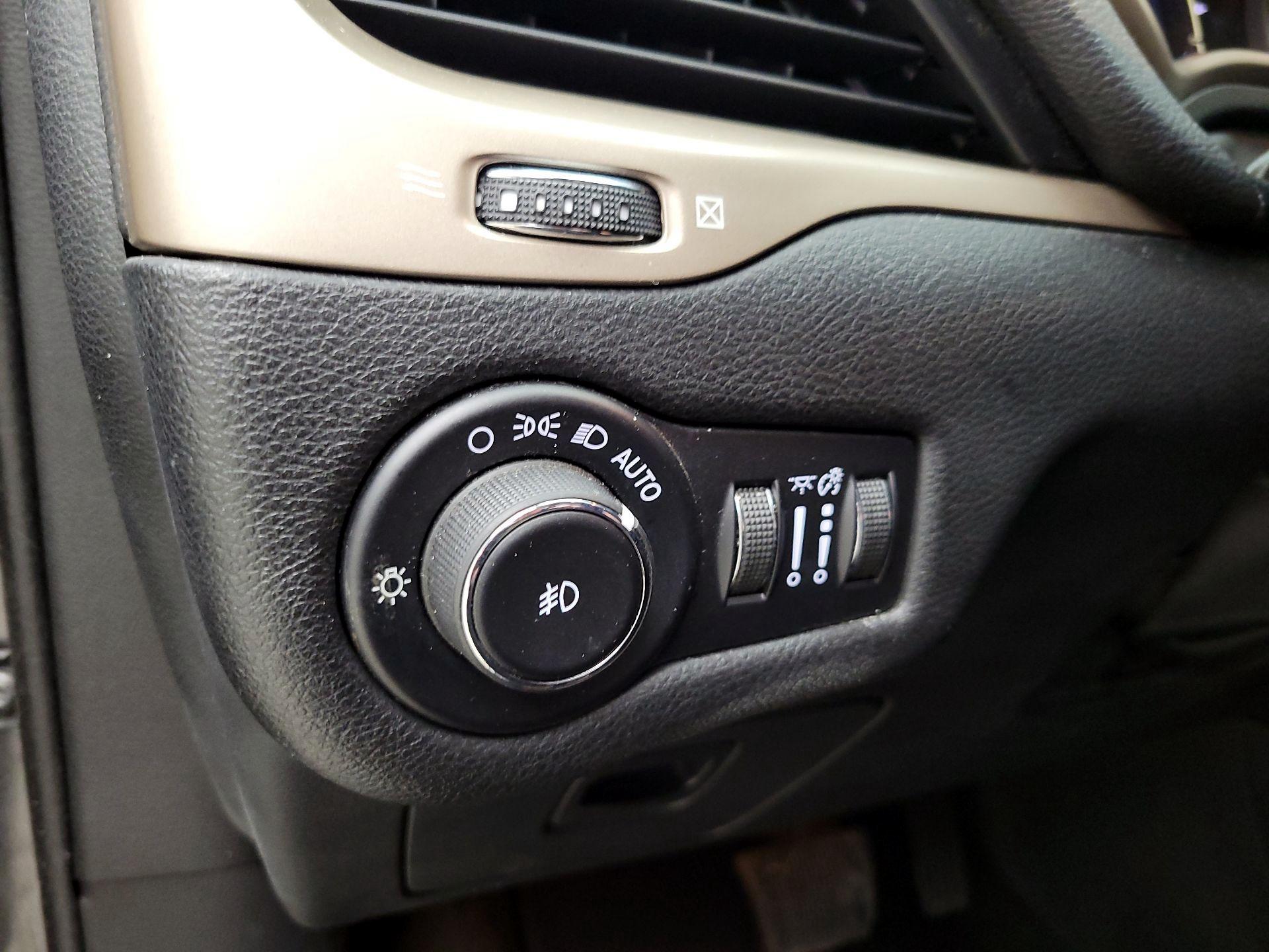 Thumbnail: 2015 Jeep Cherokee - 13