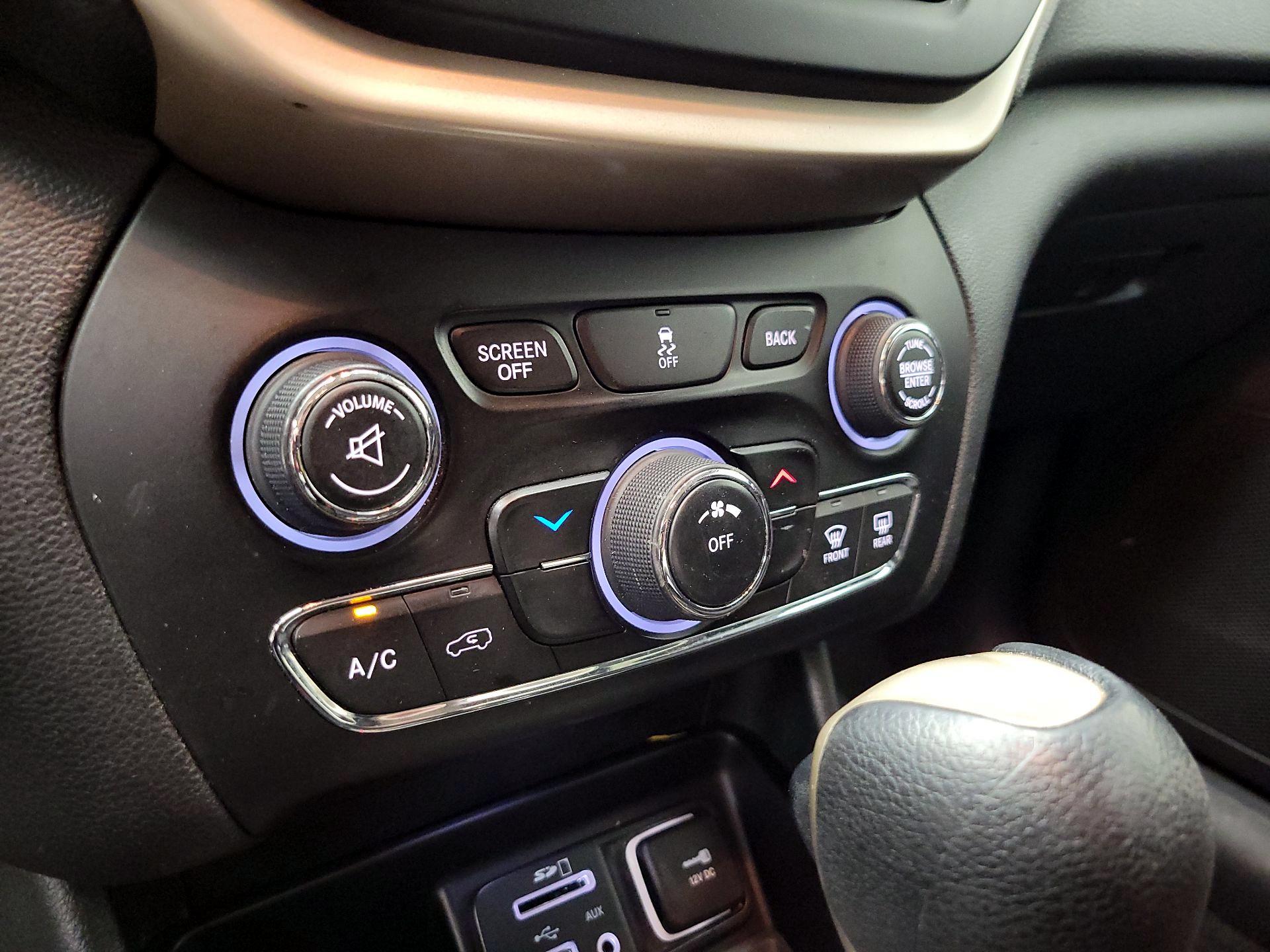 Thumbnail: 2015 Jeep Cherokee - 16