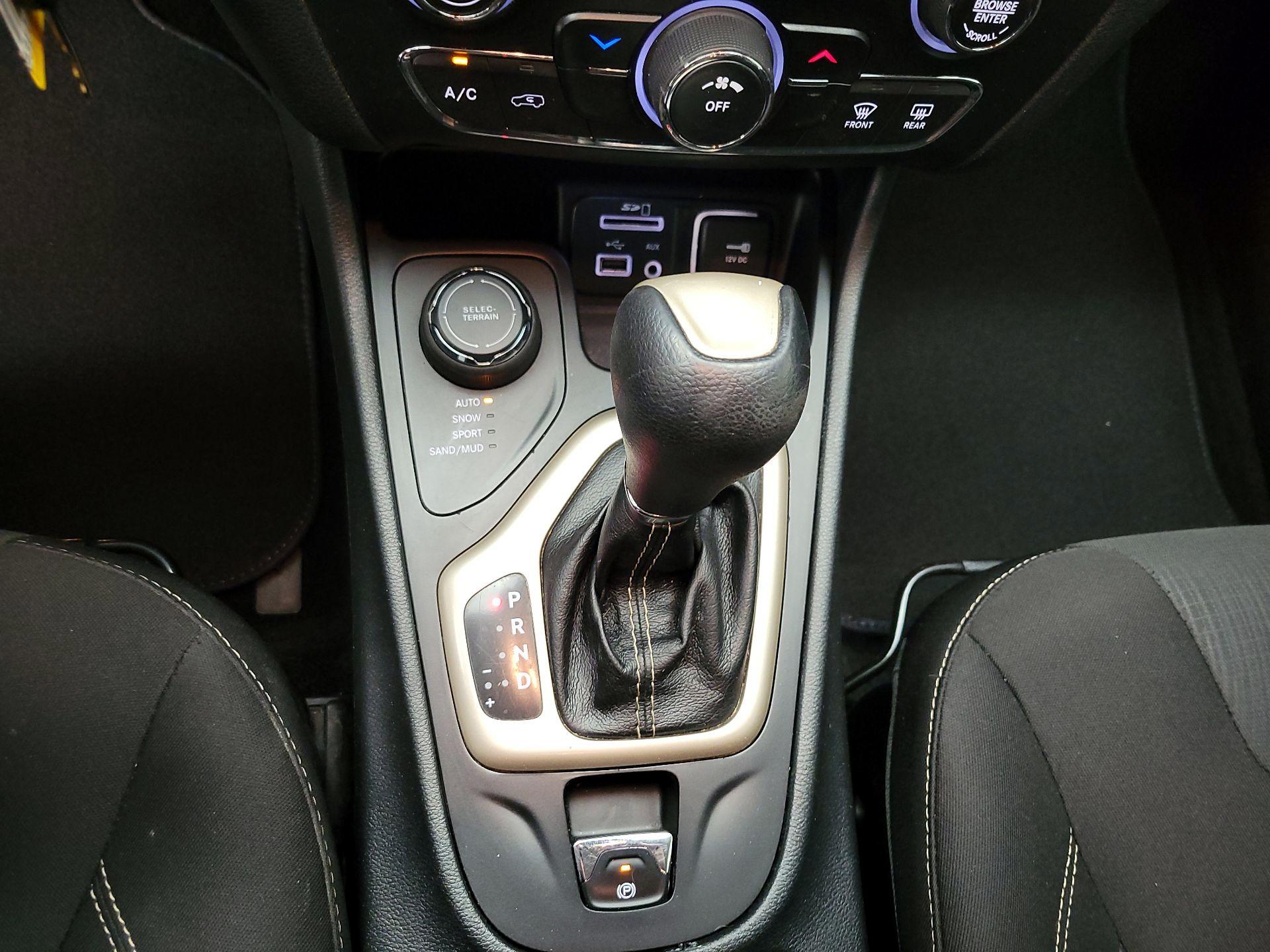 Thumbnail: 2015 Jeep Cherokee - 17