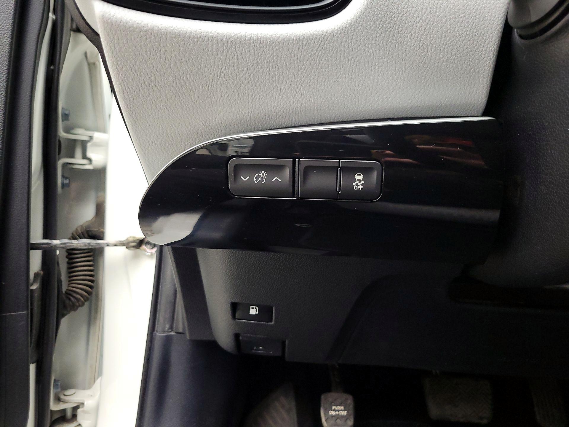 Thumbnail: 2016 Toyota Prius - 13