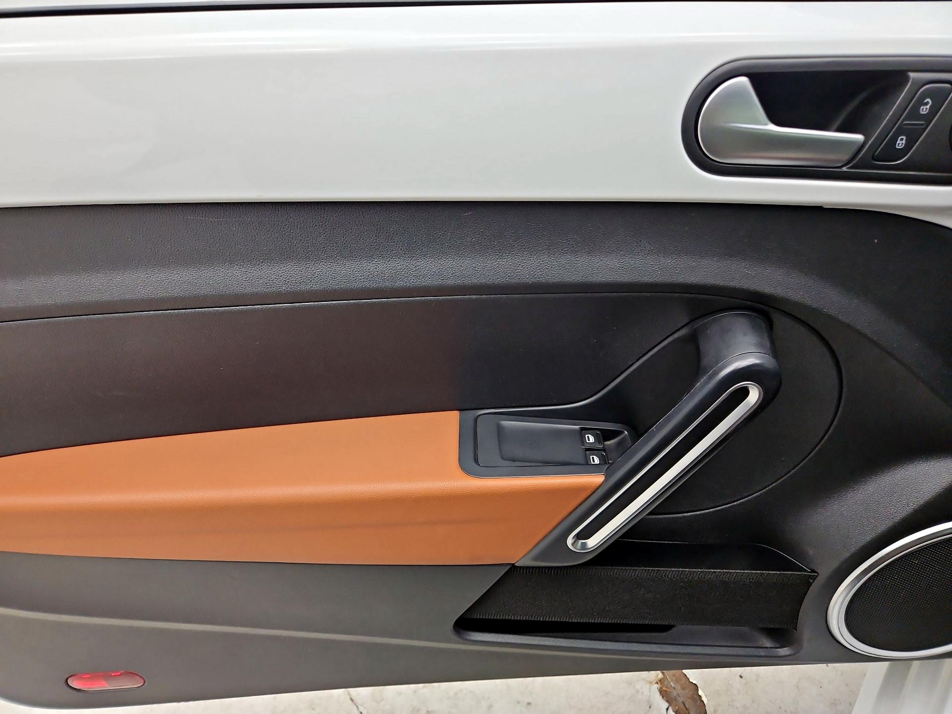 Thumbnail: 2015 Volkswagen Beetle - 12