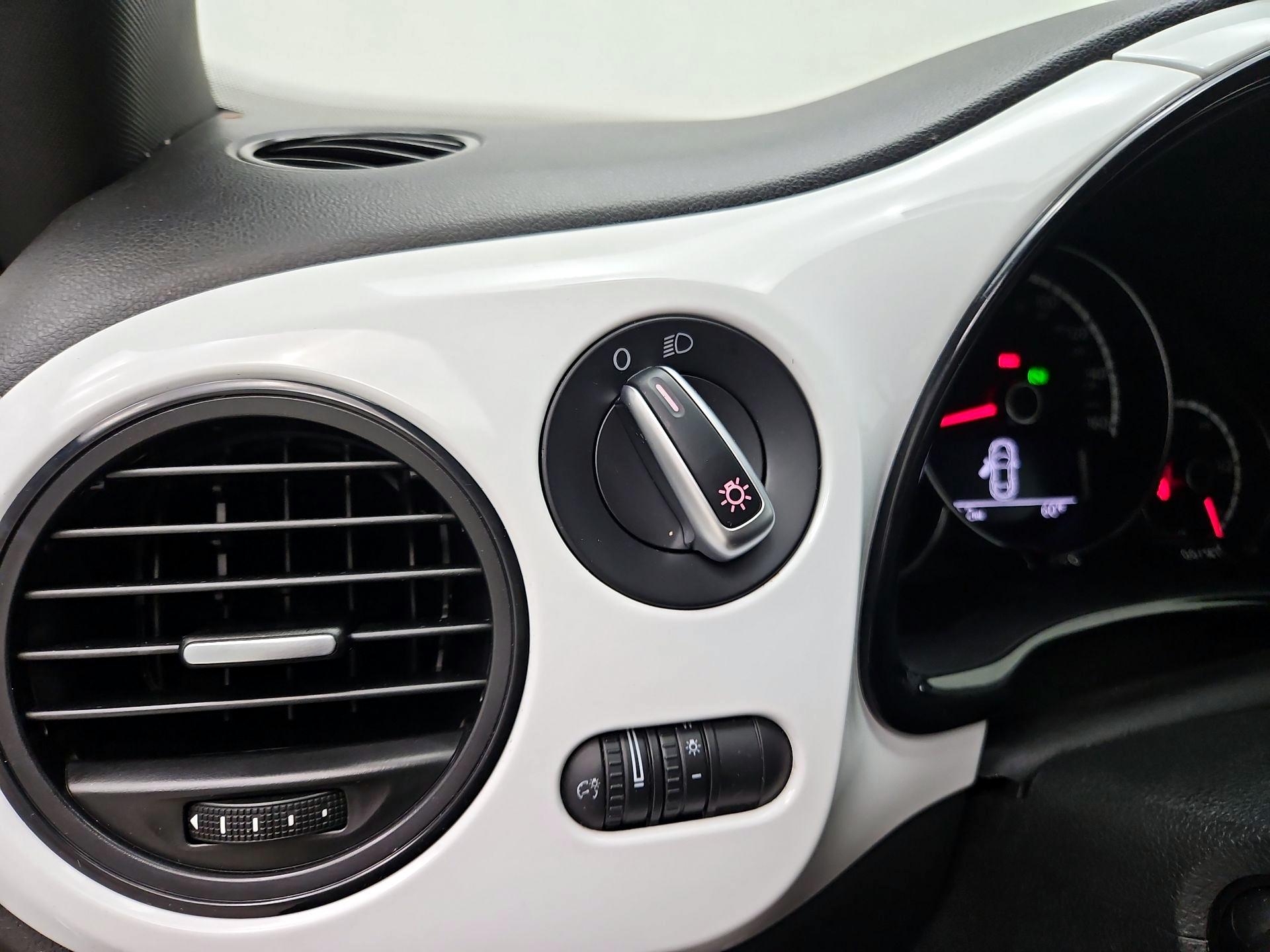 Thumbnail: 2015 Volkswagen Beetle - 13