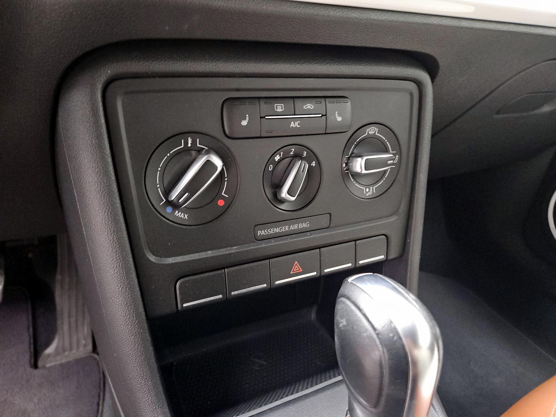 Thumbnail: 2015 Volkswagen Beetle - 16