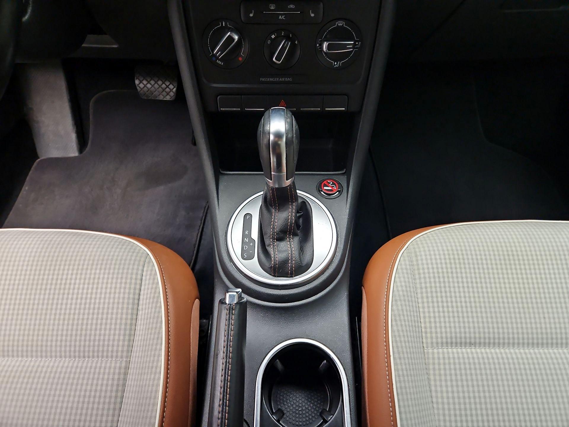 Thumbnail: 2015 Volkswagen Beetle - 17