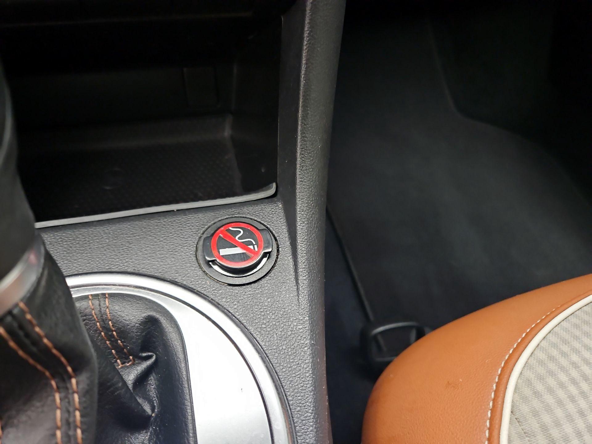 Thumbnail: 2015 Volkswagen Beetle - 18