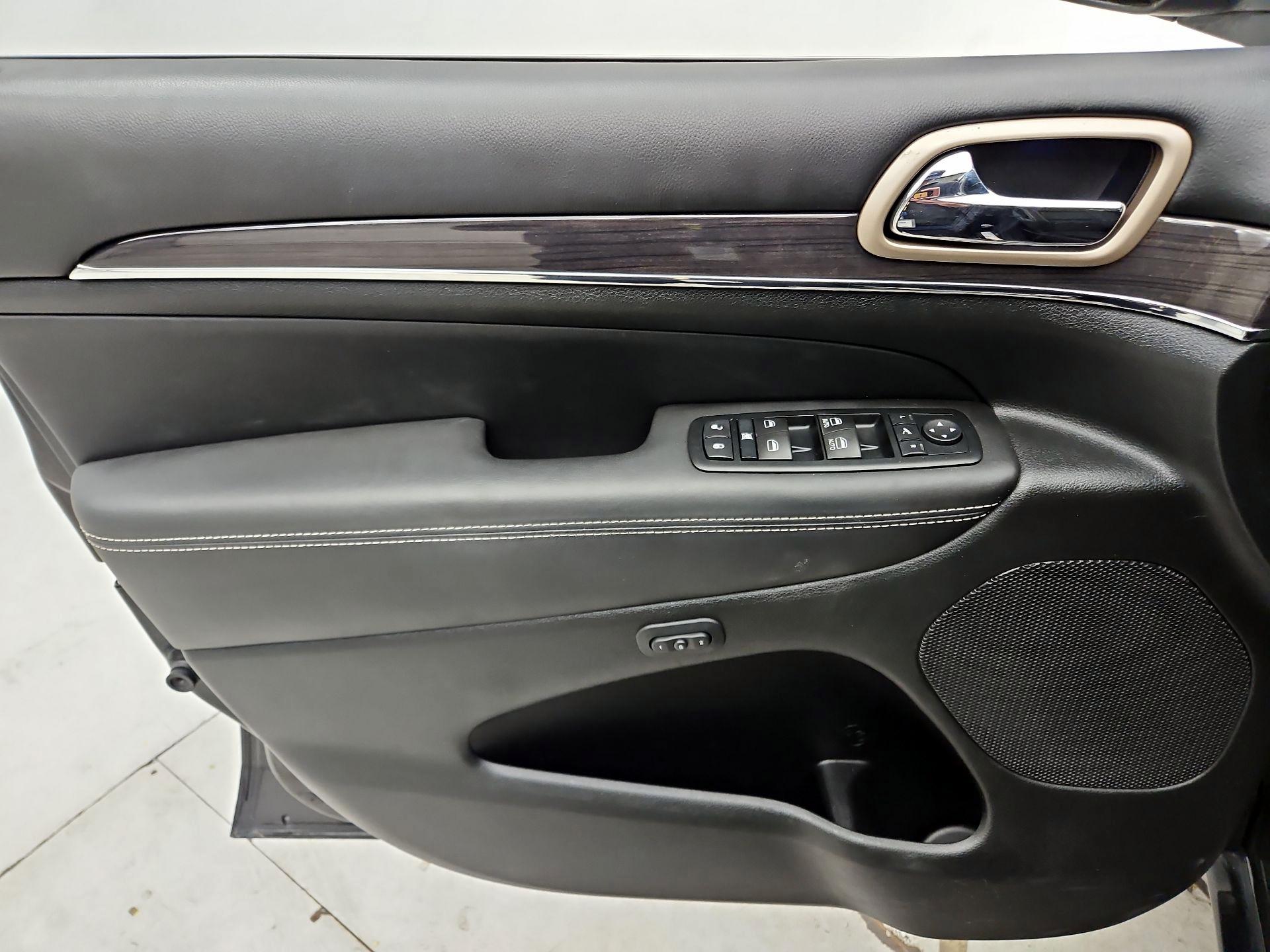 Thumbnail: 2015 Jeep Grand Cherokee - 12