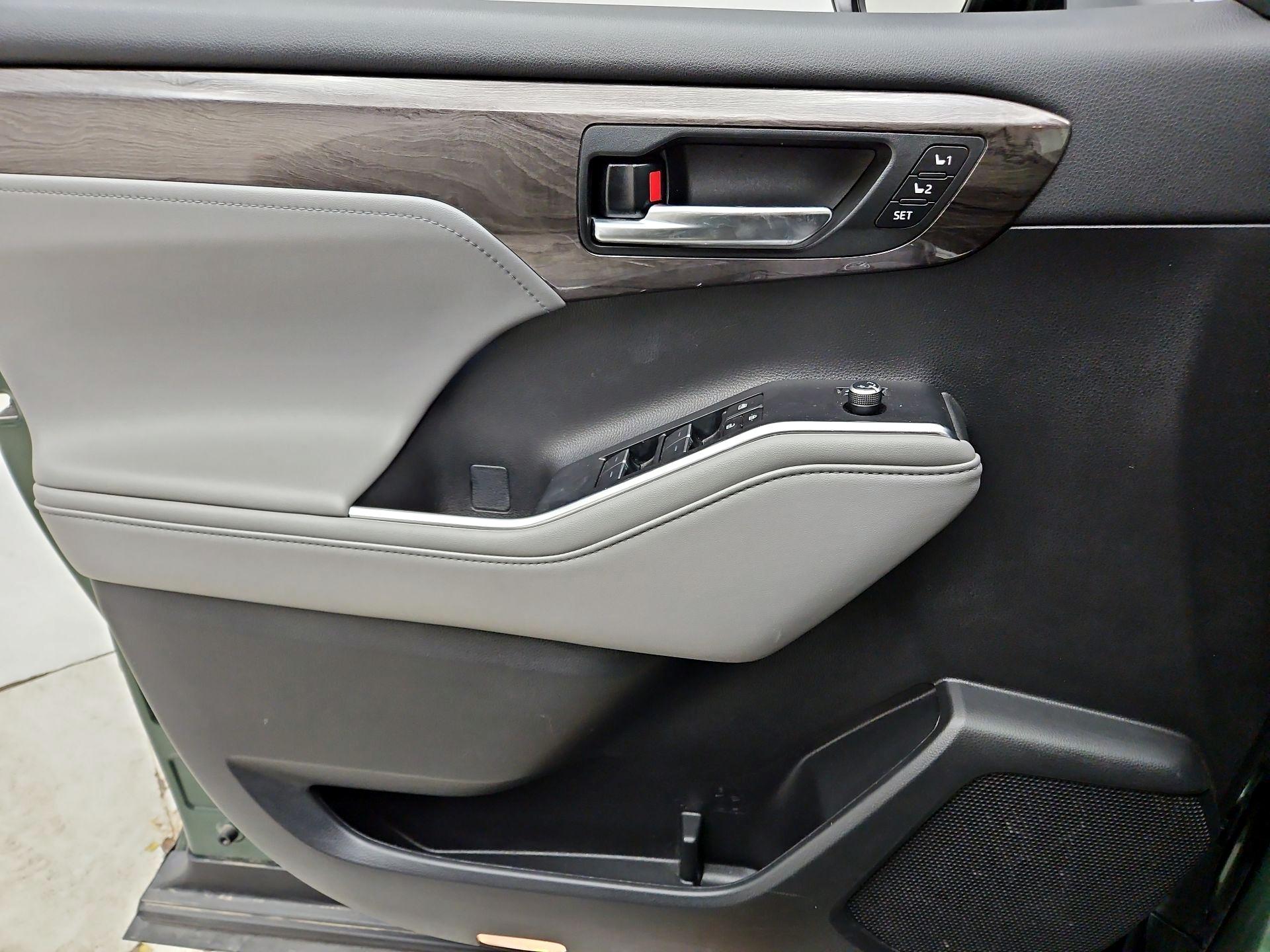 Thumbnail: 2023 Toyota Highlander - 12