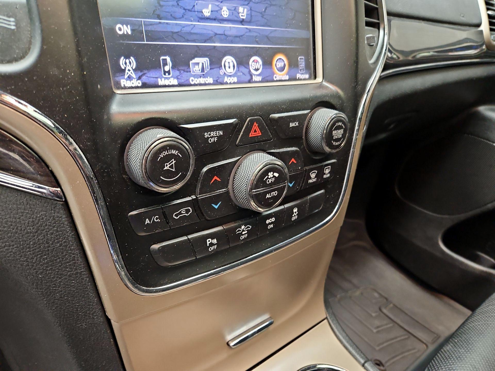 Thumbnail: 2015 Jeep Grand Cherokee - 17