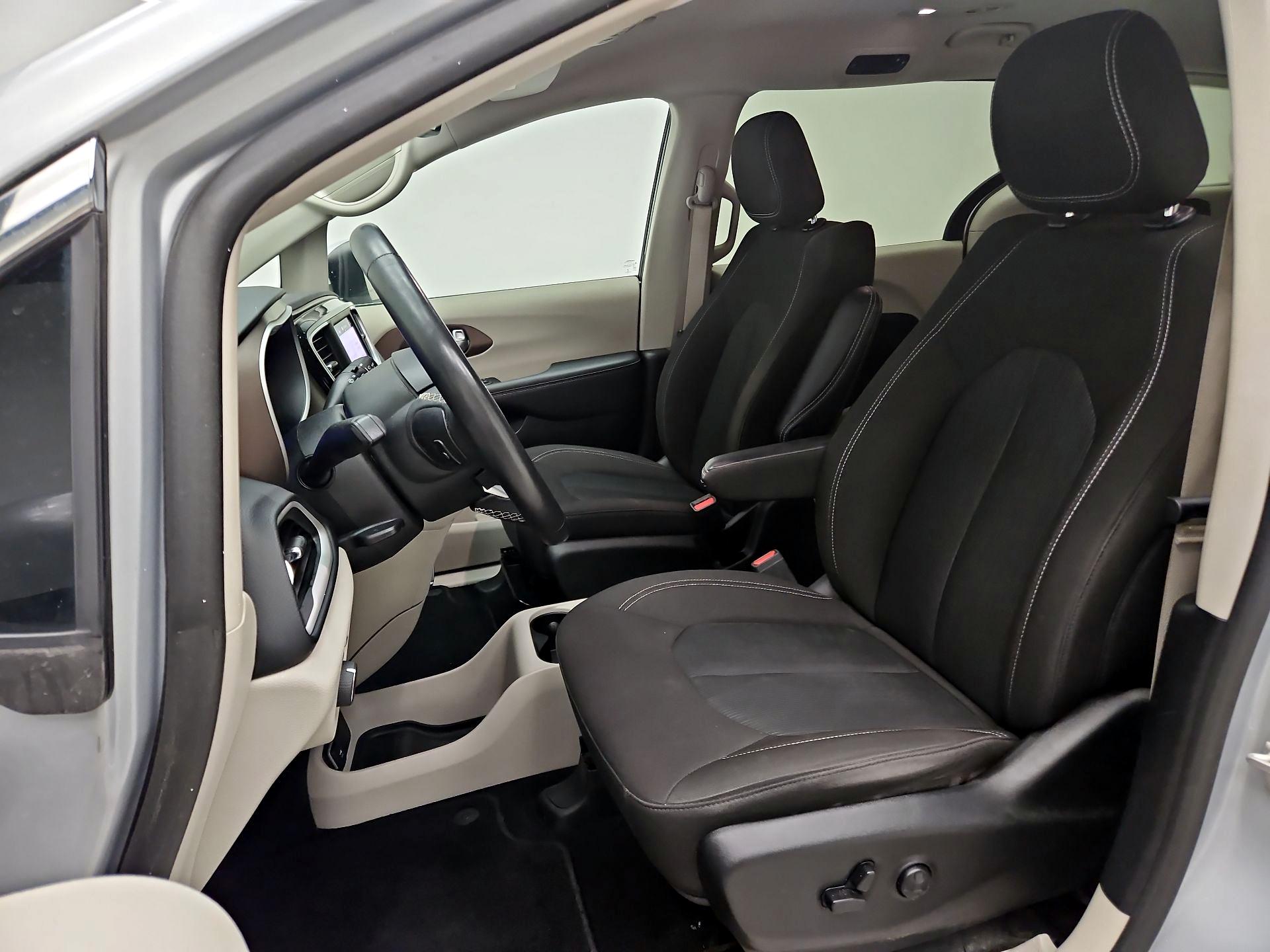 Thumbnail: 2023 Chrysler Voyager - 11