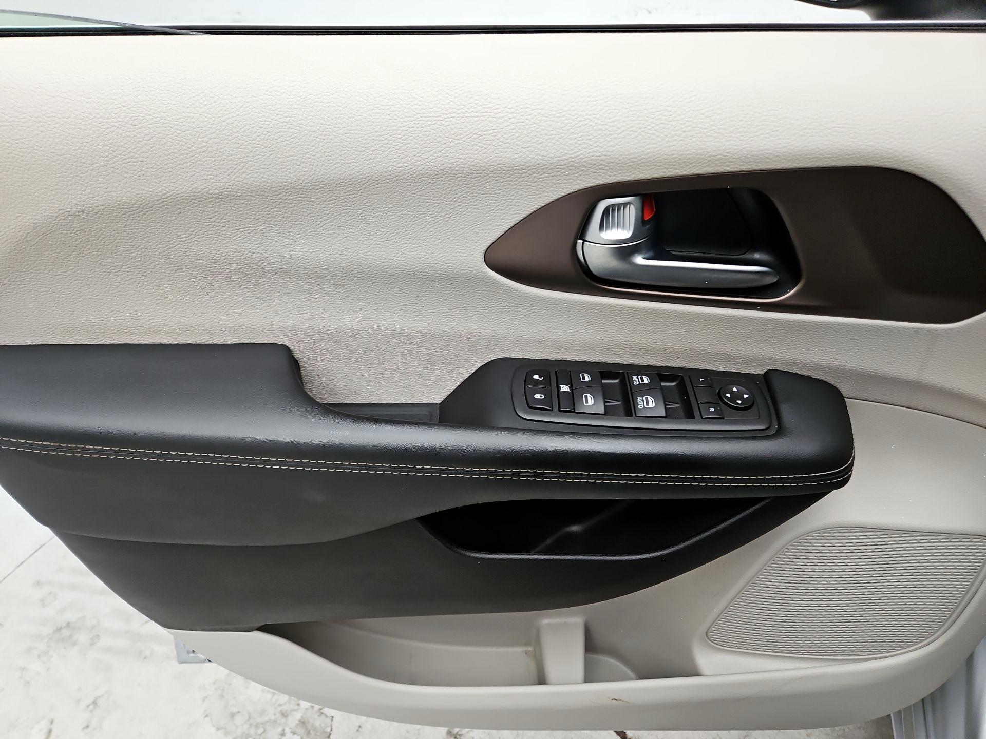 Thumbnail: 2023 Chrysler Voyager - 12