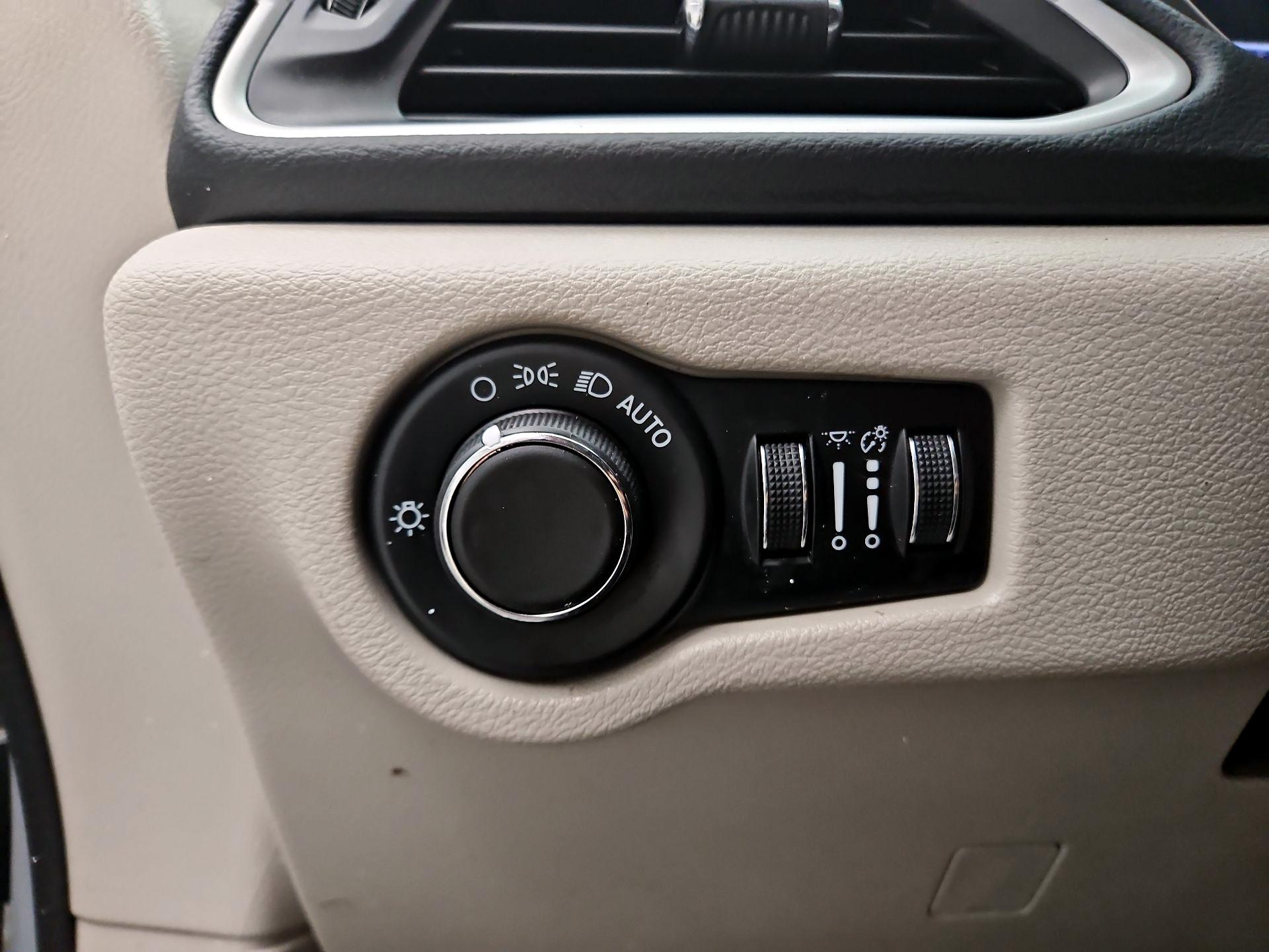 Thumbnail: 2023 Chrysler Voyager - 13