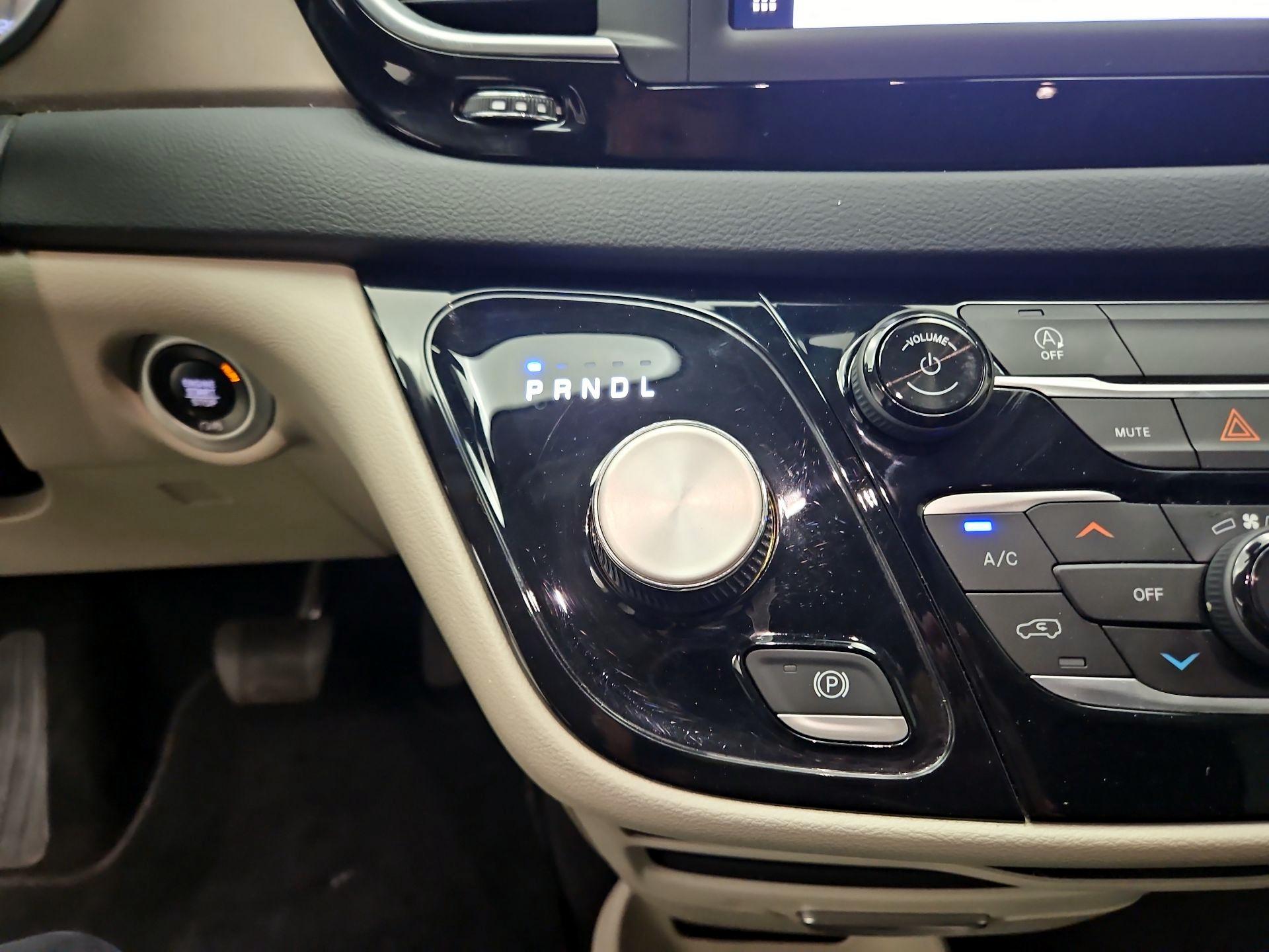 Thumbnail: 2023 Chrysler Voyager - 17