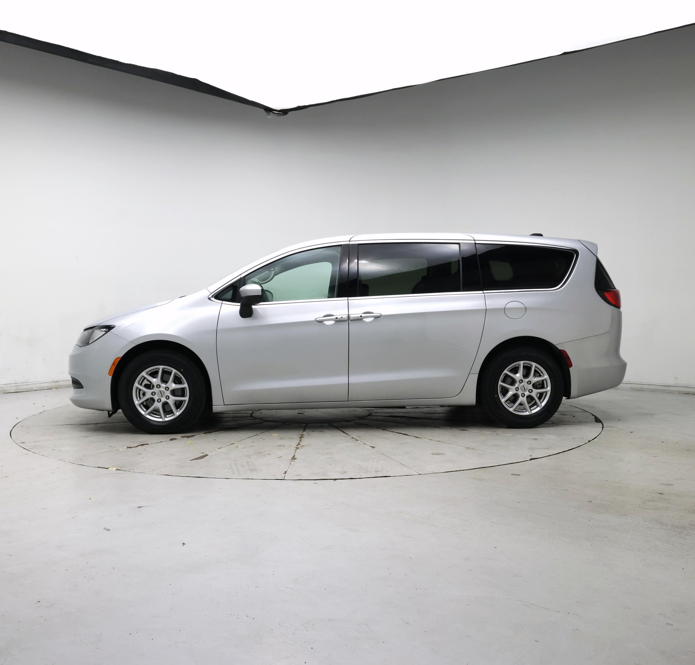 Thumbnail: 2023 Chrysler Voyager - 3