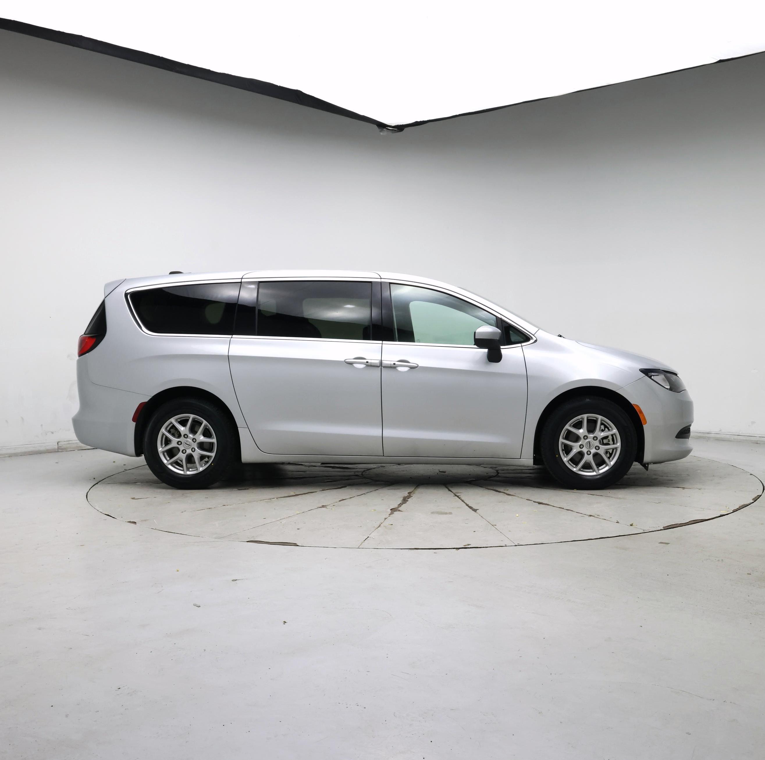 Thumbnail: 2023 Chrysler Voyager - 7