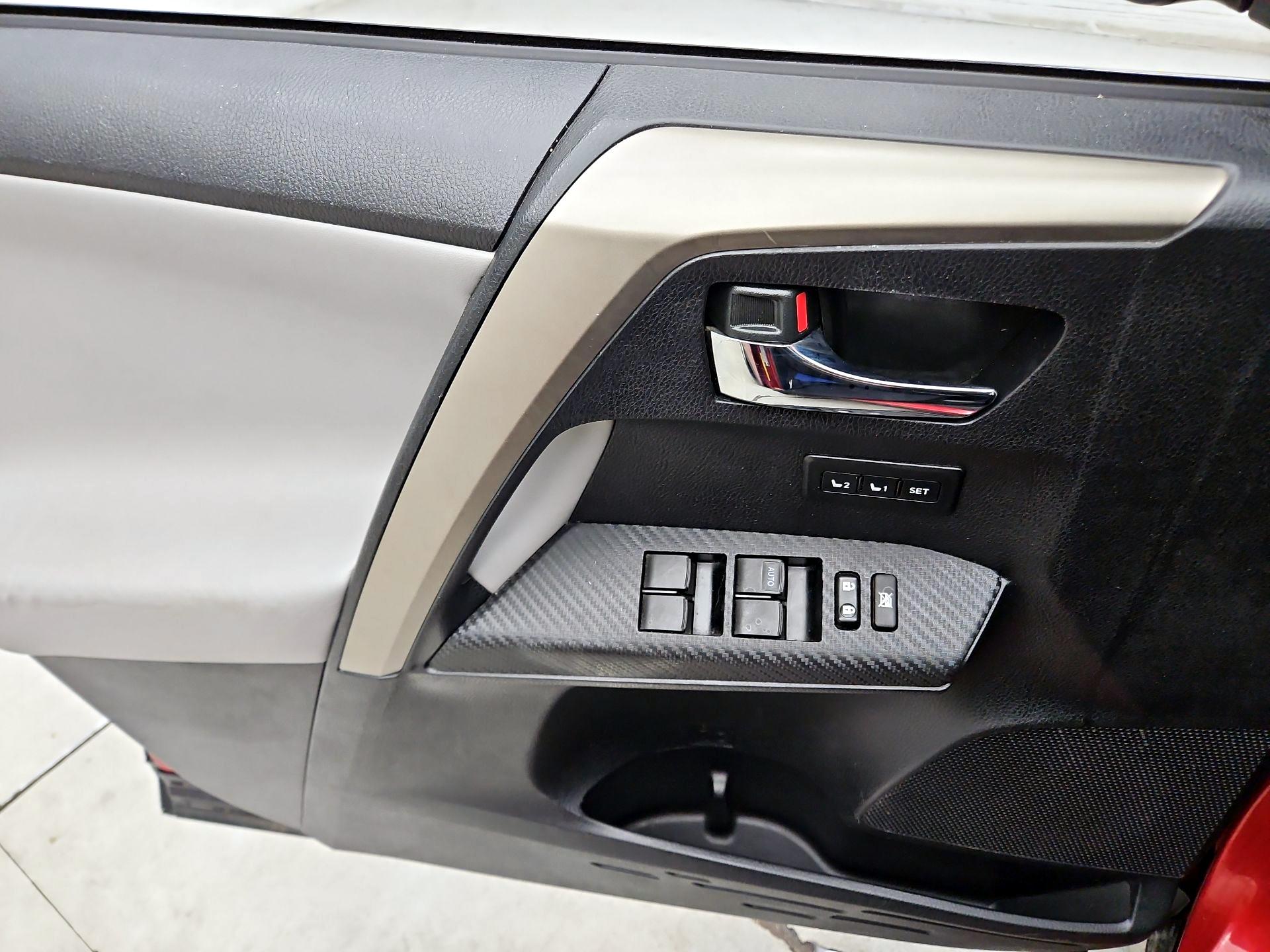 Thumbnail: 2015 Toyota RAV4 - 12