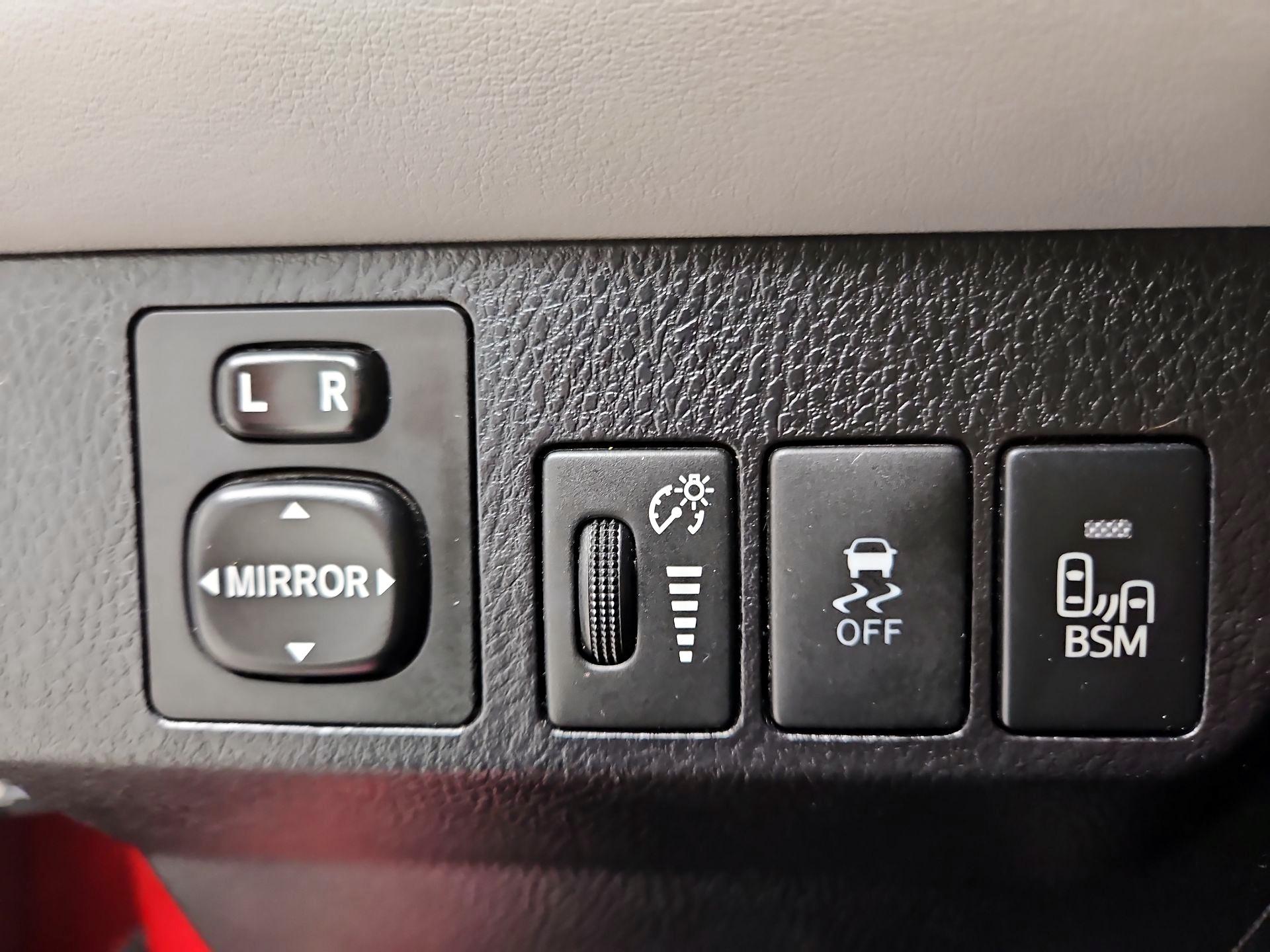Thumbnail: 2015 Toyota RAV4 - 13