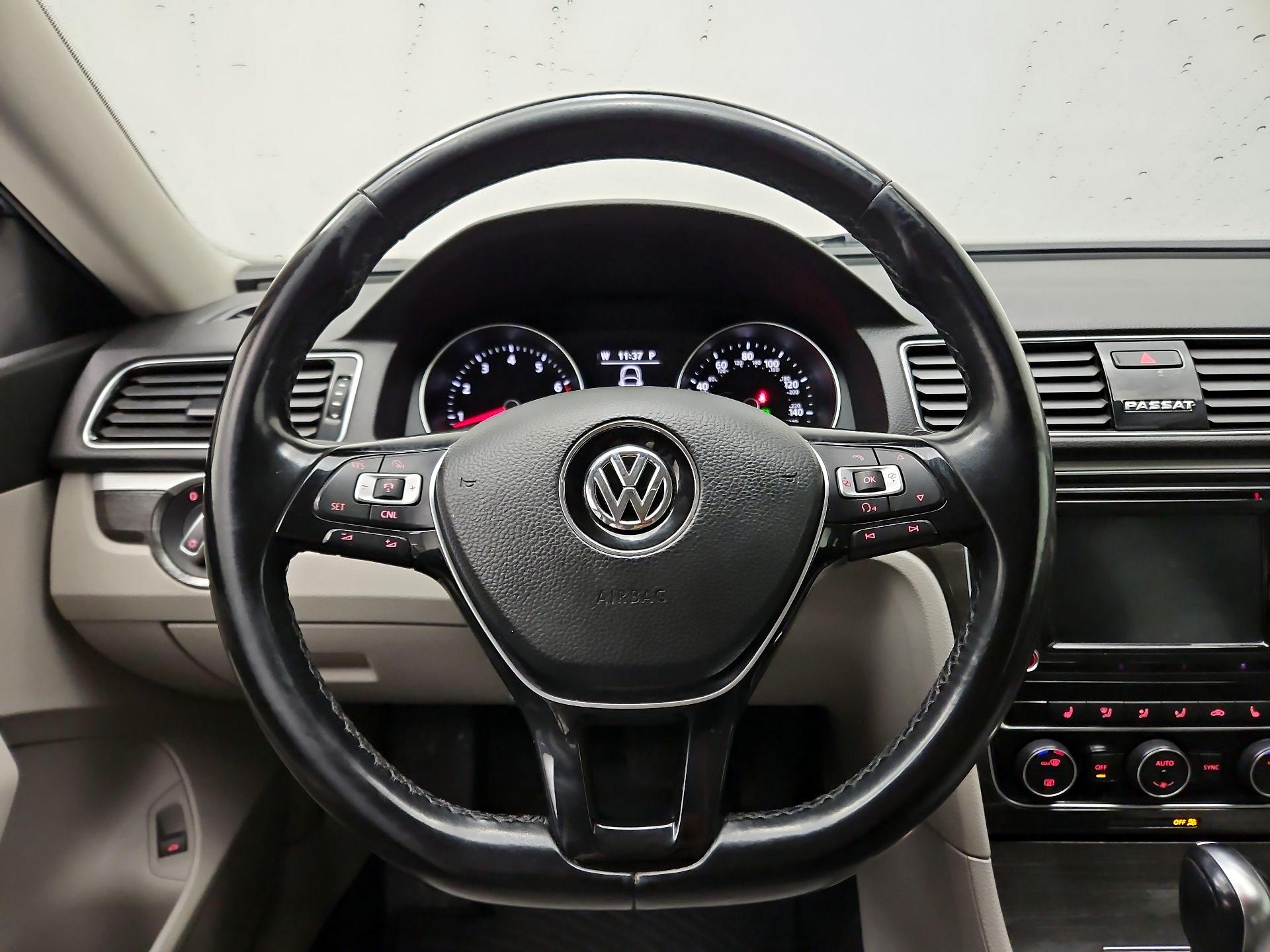 Thumbnail: 2018 Volkswagen Passat - 10