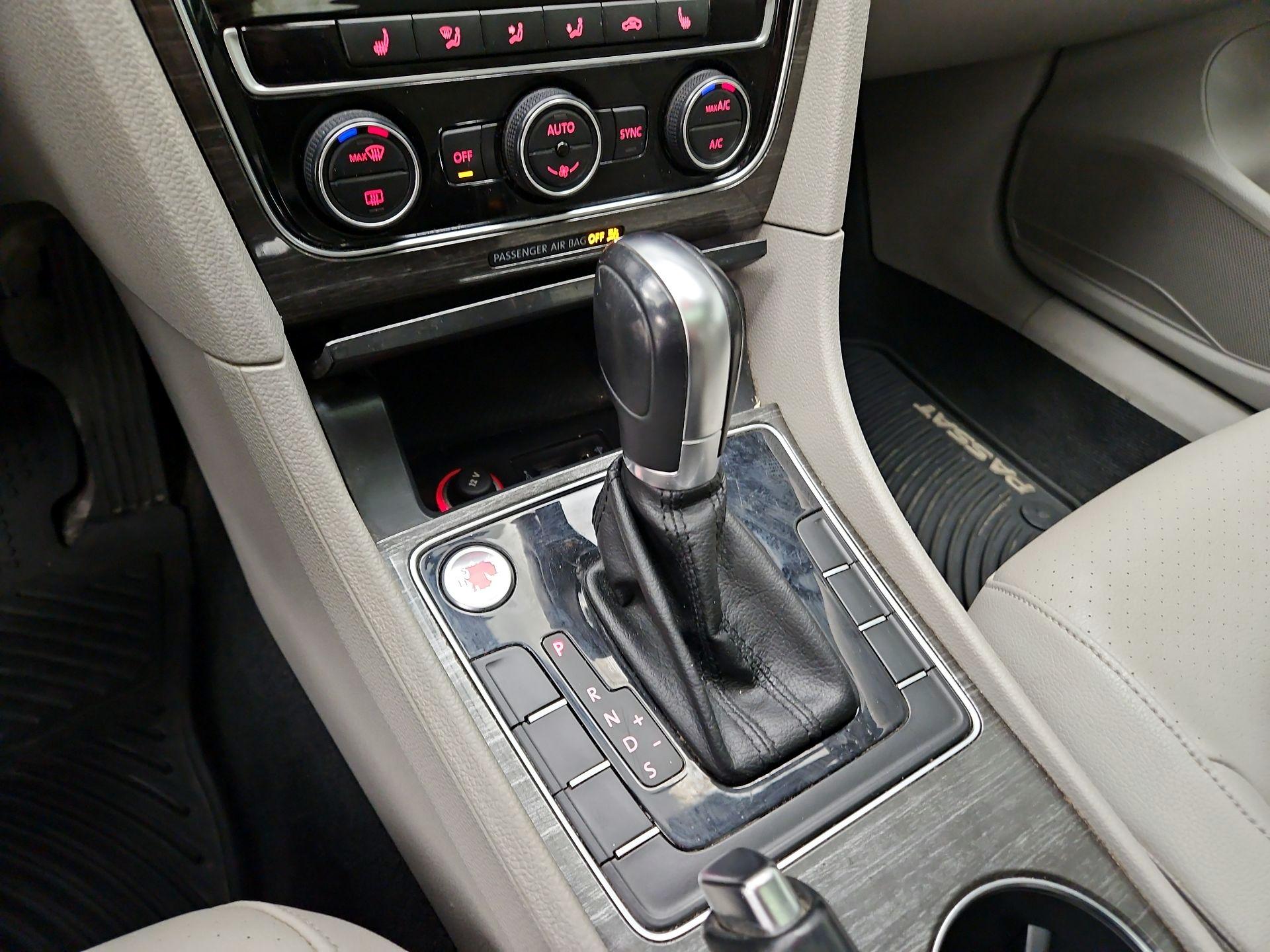 Thumbnail: 2018 Volkswagen Passat - 17