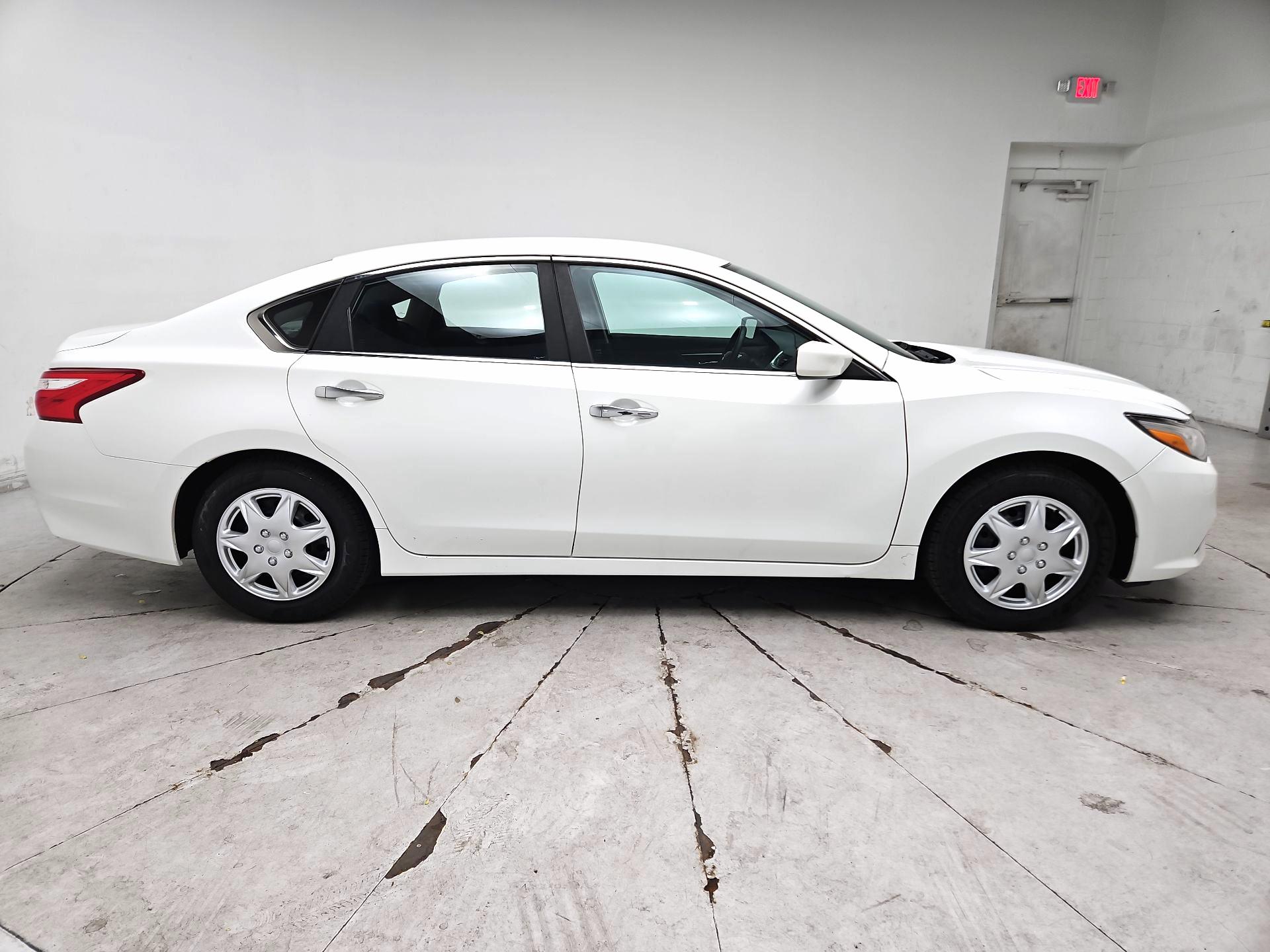 Thumbnail: 2017 Nissan Altima - 4