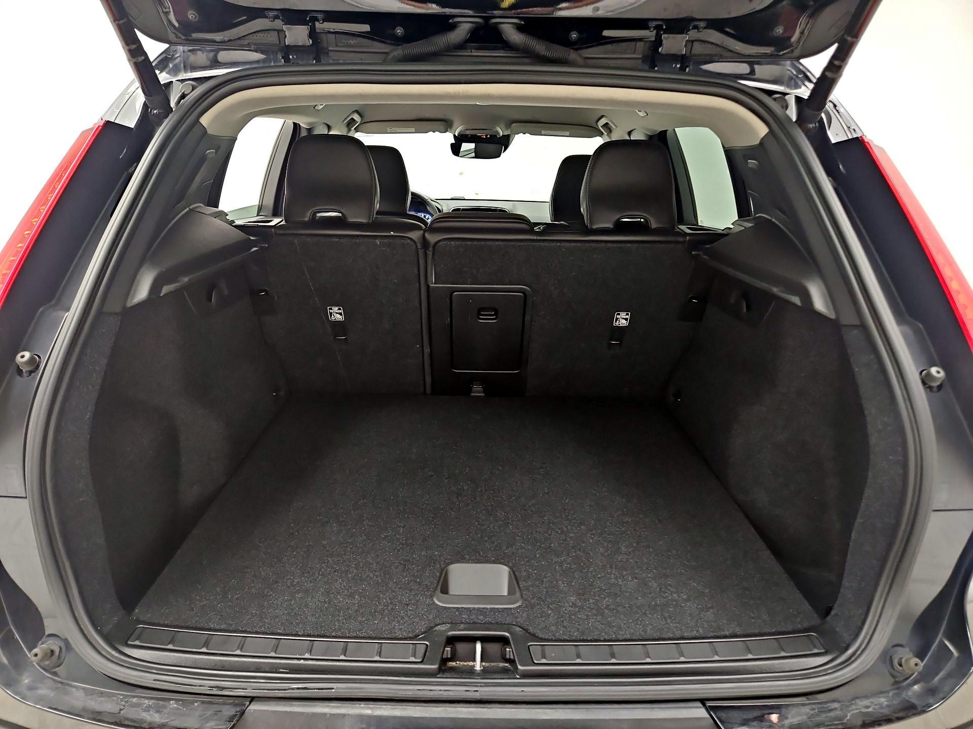 Thumbnail: 2021 Volvo XC40 - 20