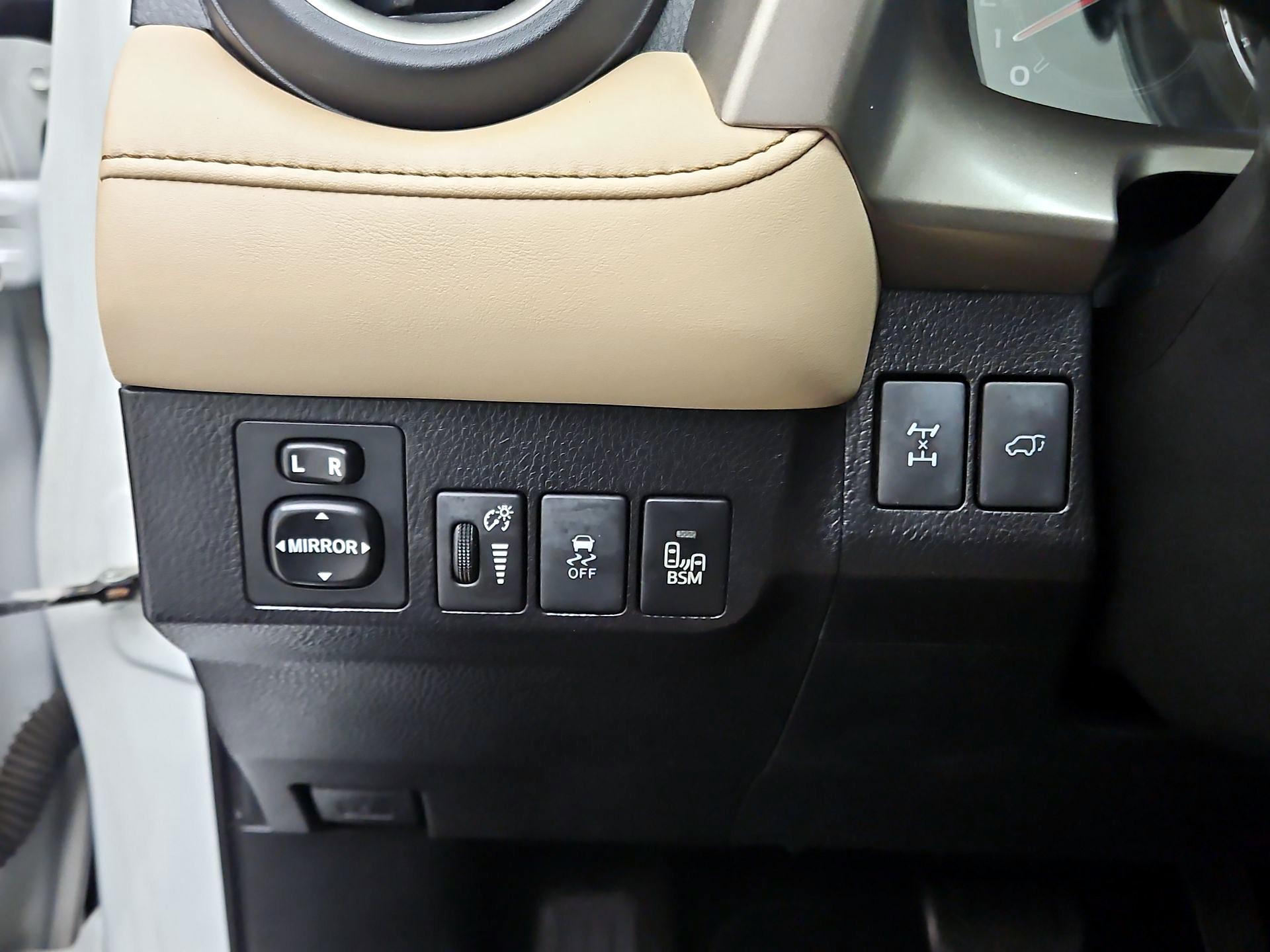 Thumbnail: 2015 Toyota RAV4 - 13