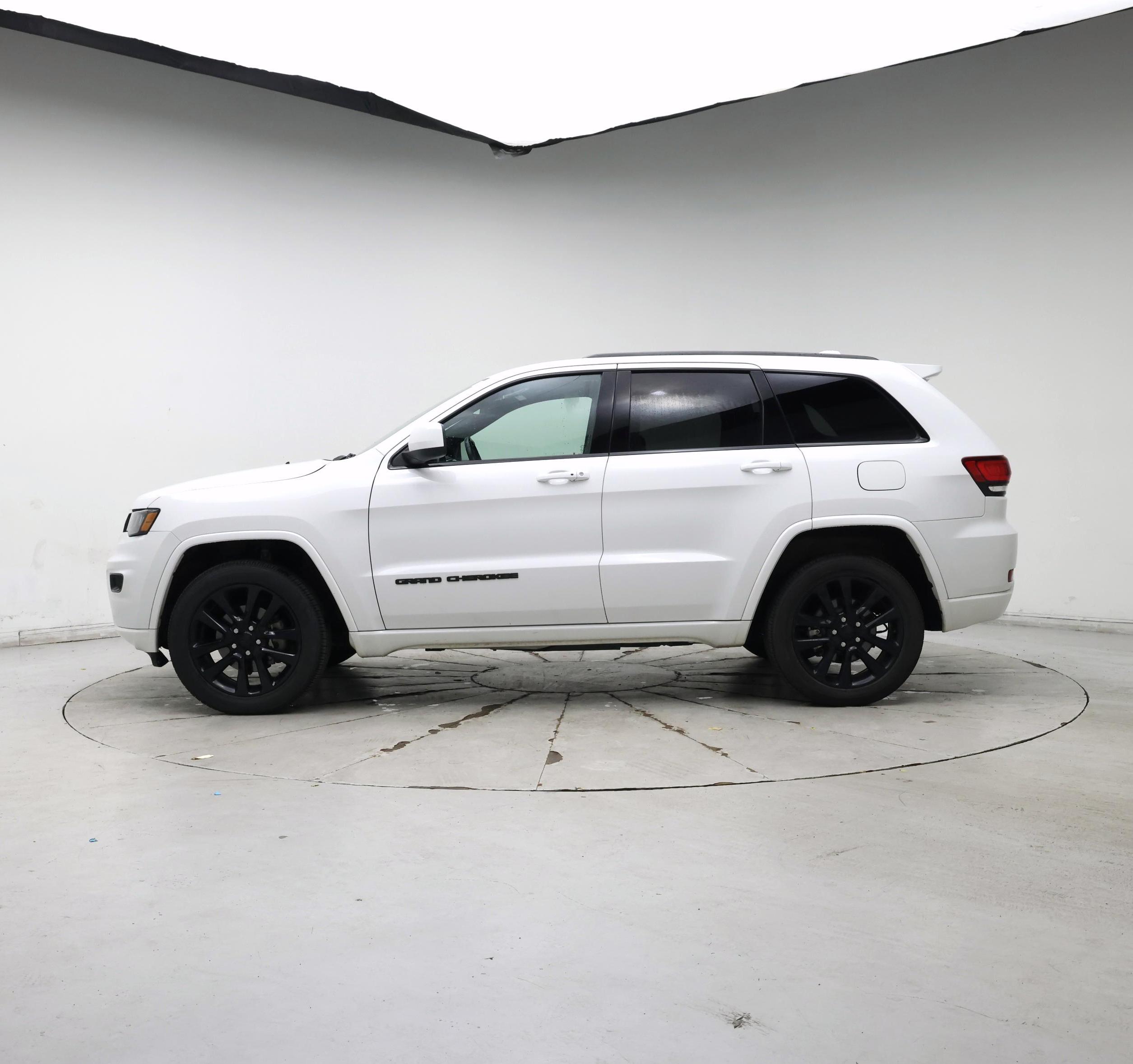Thumbnail: 2018 Jeep Grand Cherokee - 3